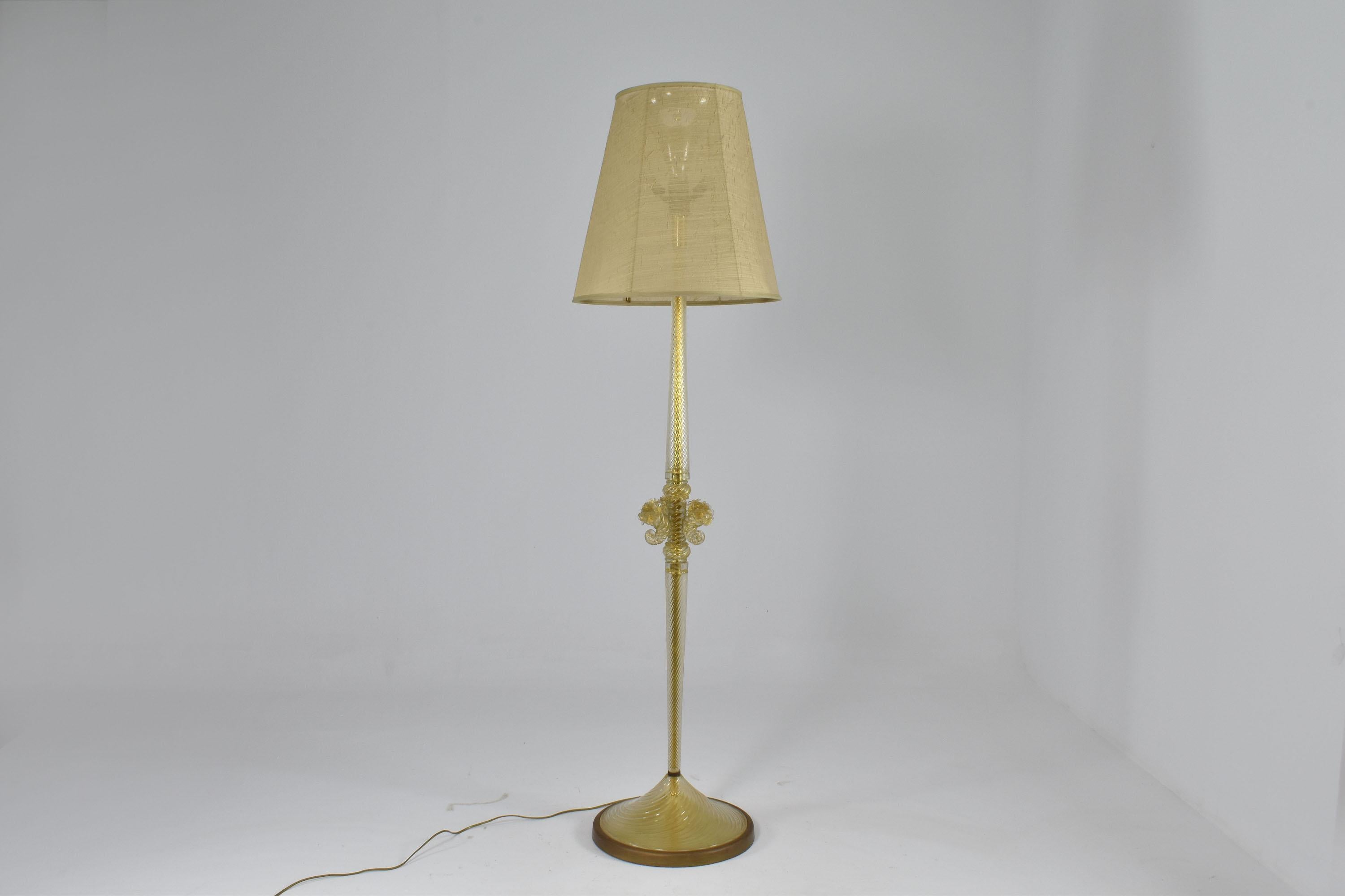 Un exquis lampadaire italien moderne de Murano du milieu du siècle dernier, vers les années 1950, en très bon état, avec une structure en verre de Murano infusé à l'or de Barovier&Toso. 
Barovier&Toso, réputé pour sa maîtrise de la verrerie, a une