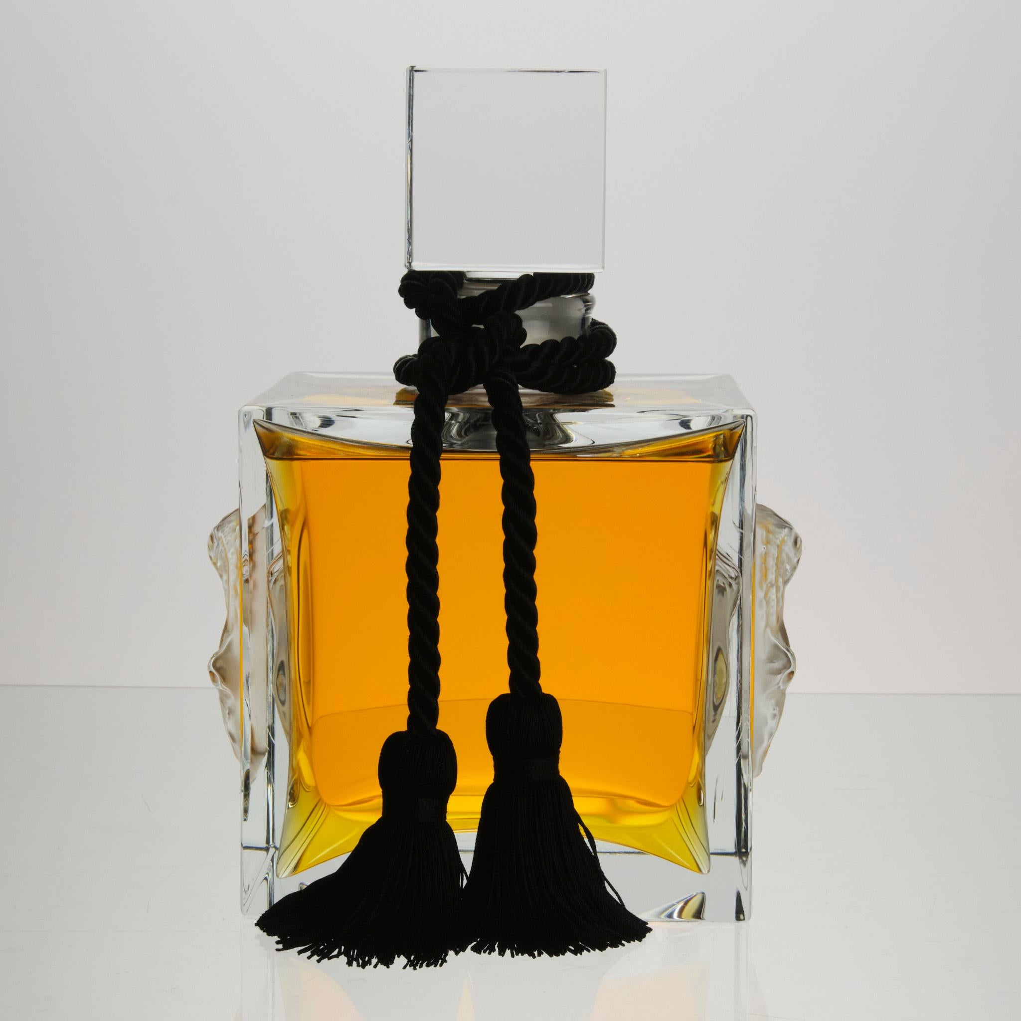 Frasco de perfume de cristal del siglo XX titulado 
