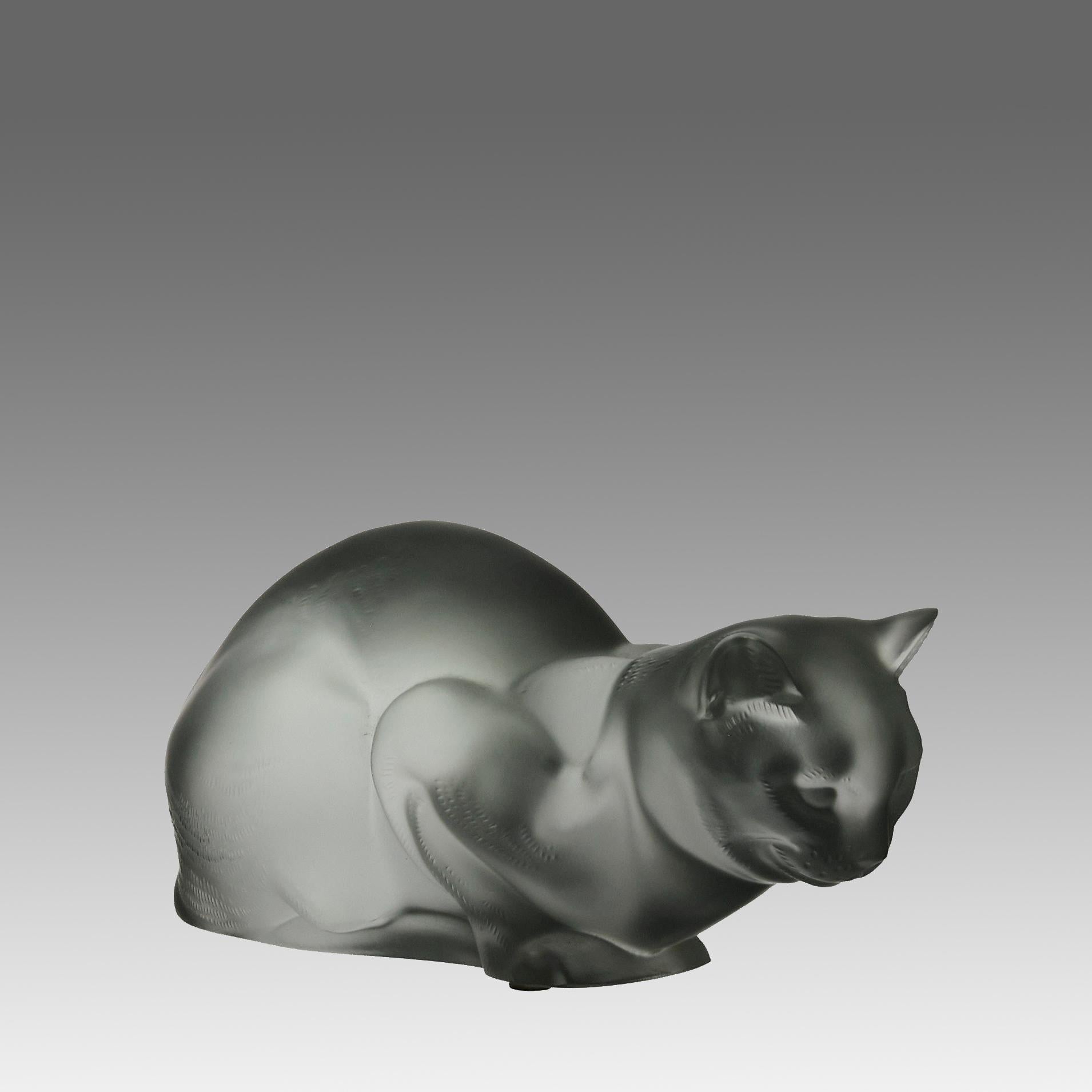 Splendida figura in vetro smerigliato della metà del XX secolo raffigurante un gatto accovacciato con buoni dettagli di superficie rifiniti a mano, firmata Lalique France 

INFORMAZIONI AGGIUNTIVE
Altezza:                                      11