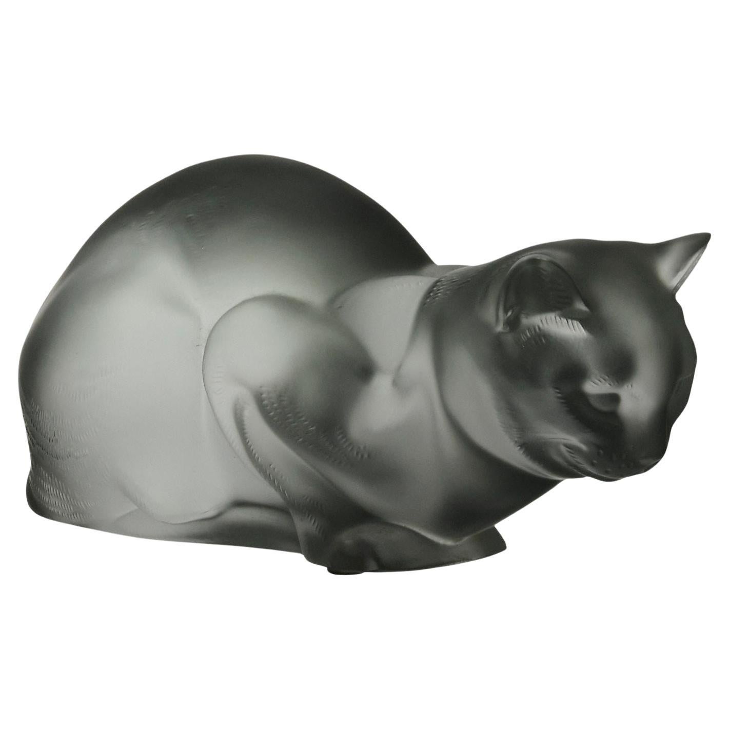 Escultura de vidrio del siglo XX titulada "Chat Reposé" de Marc Lalique