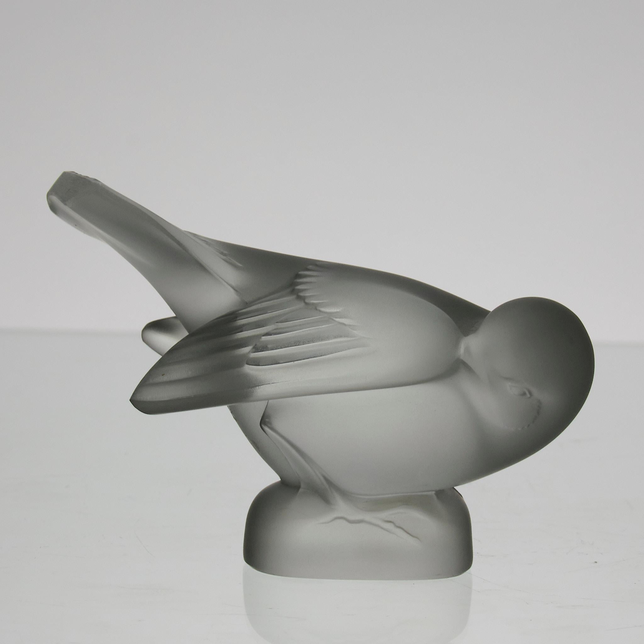 Excellente figurine en verre dépoli représentant un moineau accroupi, la tête tournée vers le nettoyage sous ses ailes, avec de beaux détails finis à la main, signée Lalique France sur la base.

INFORMATIONS COMPLÉMENTAIRES
Hauteur :                