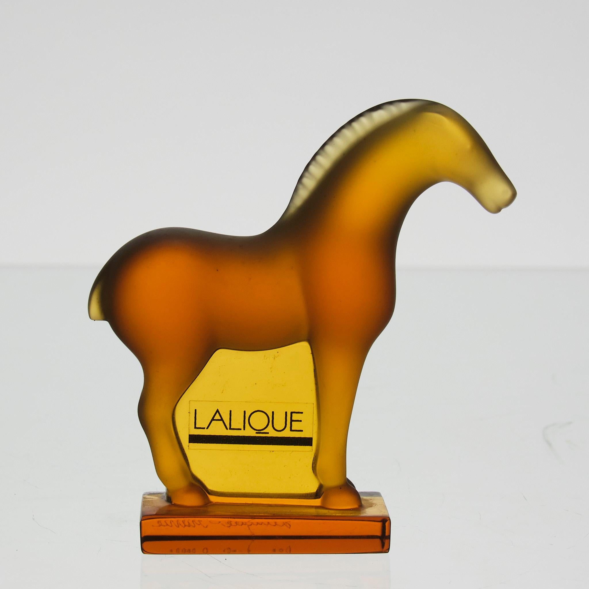 Une captivante sculpture en verre ambré représentant un cheval cabré debout, avec d'excellents contrastes entre le verre clair et le verre dépoli et de fins détails, signée Lalique France avec l'autocollant d'origine.

INFORMATIONS