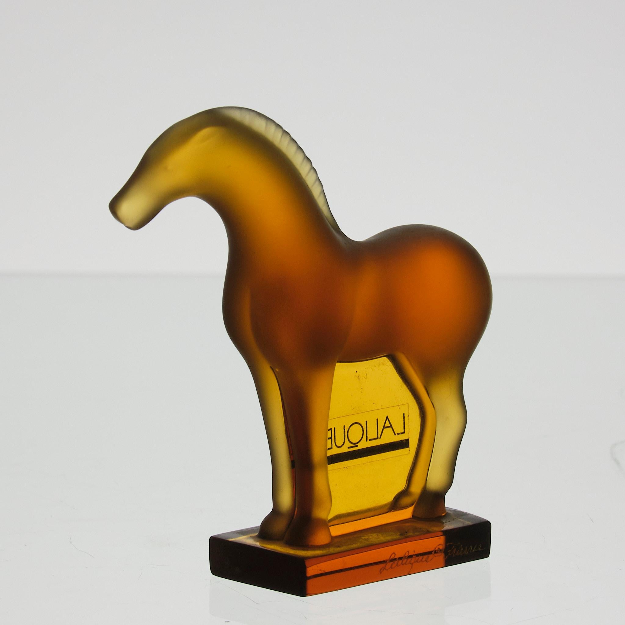Moulé Sculpture en verre du 20e siècle intitulée « Chevalang Horse » de Marc Lalique en vente