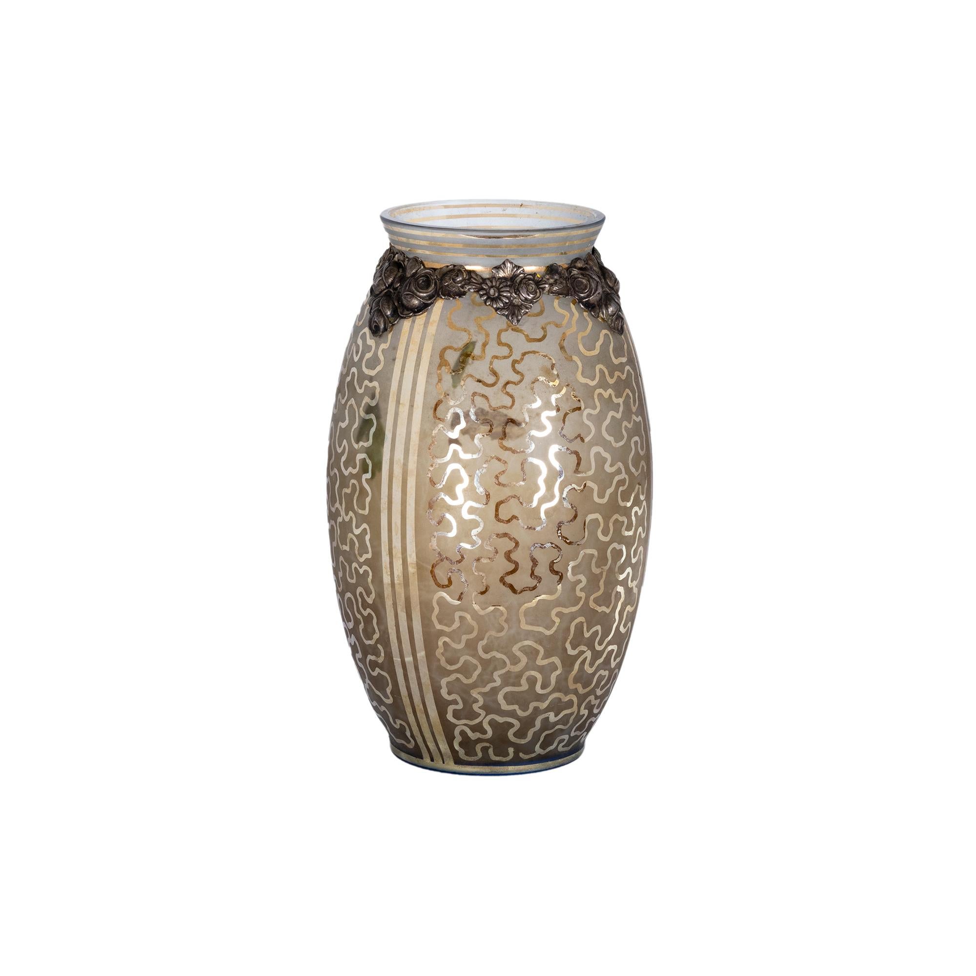 Vaso in vetro policromo e argento Art Deco con motivo floreale, ombra attinomorfa con un motivo a nuvola che proietta luci e ombre uniche e un collo in argento con un motivo floreale.