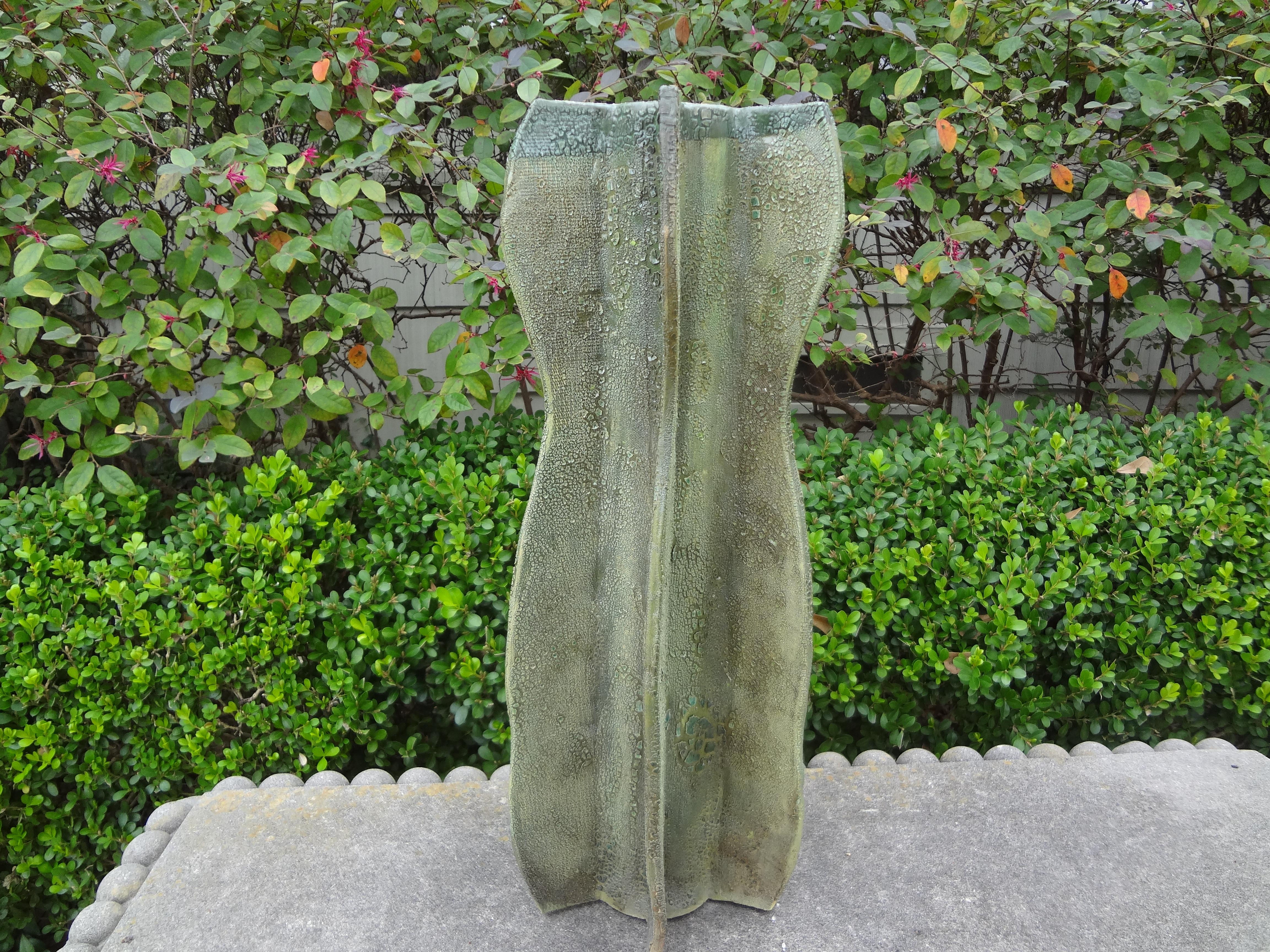 Vase mit Kaktus aus glasierter Keramik.
Wunderschöne glasierte Kaktusvase aus Keramik des 20. Jahrhunderts. Diese hohe Vase hat eine sehr ungewöhnliche Glasur, die einen echten Kaktus nachahmt. Ein tolles Accessoire oder perfekt für Ihre
