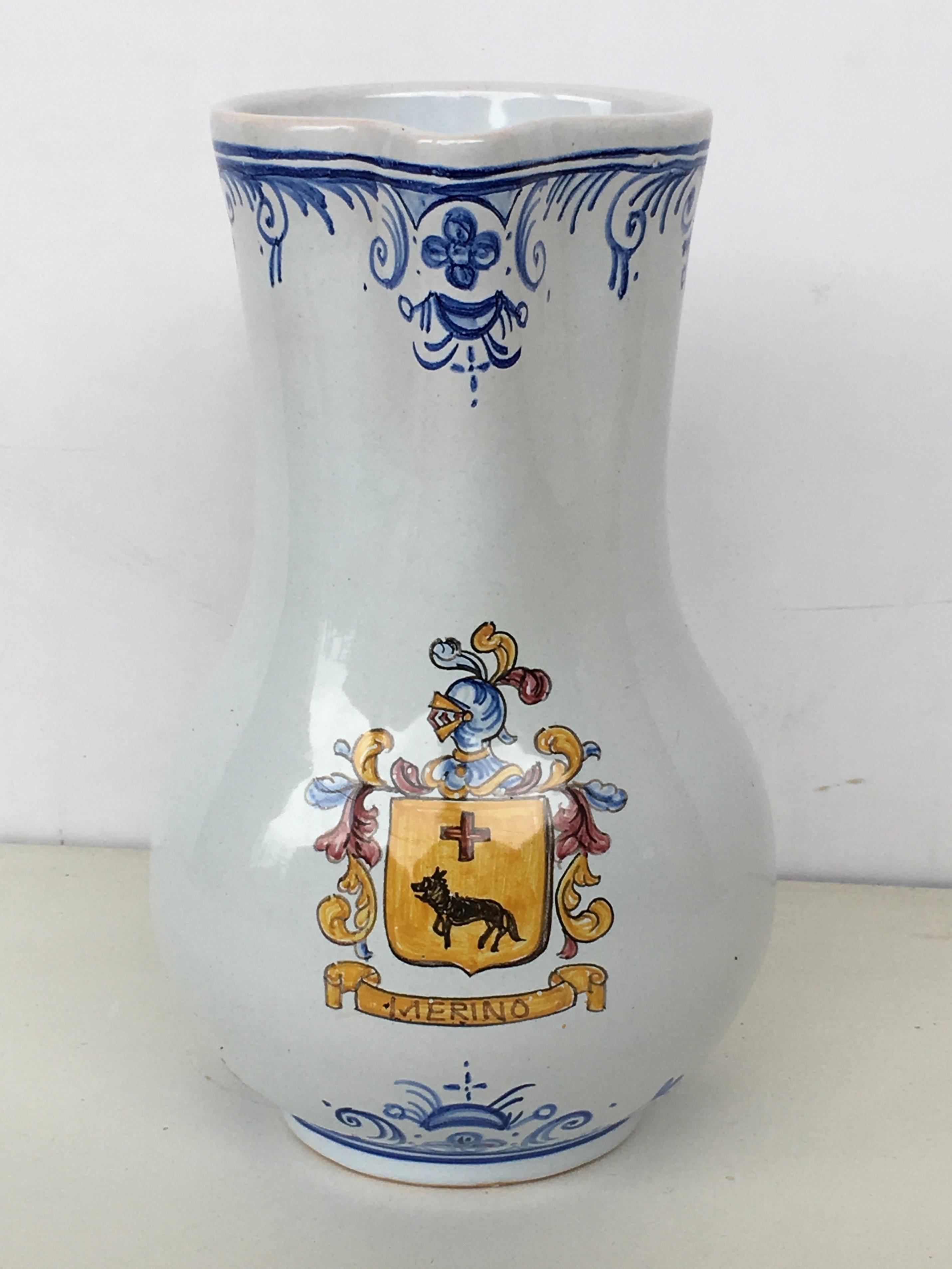 Colonial espagnol Pichet en faïence émaillée du 20ème siècle peint en bleu et blanc, signé Talavera en vente