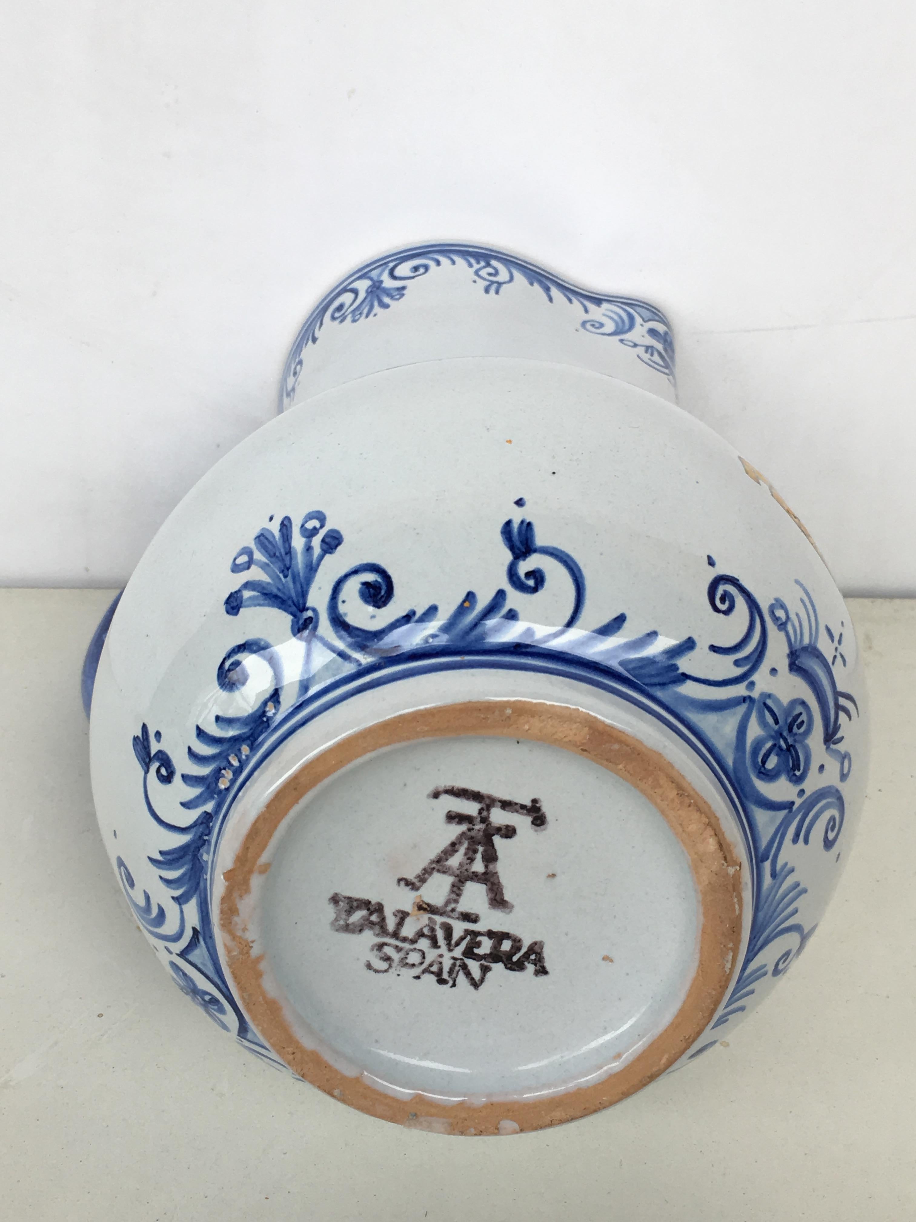 Blauer und weiß bemalter Krug aus glasiertem Steingut des 20. Jahrhunderts, signiert Talavera (Spanisch Kolonial) im Angebot