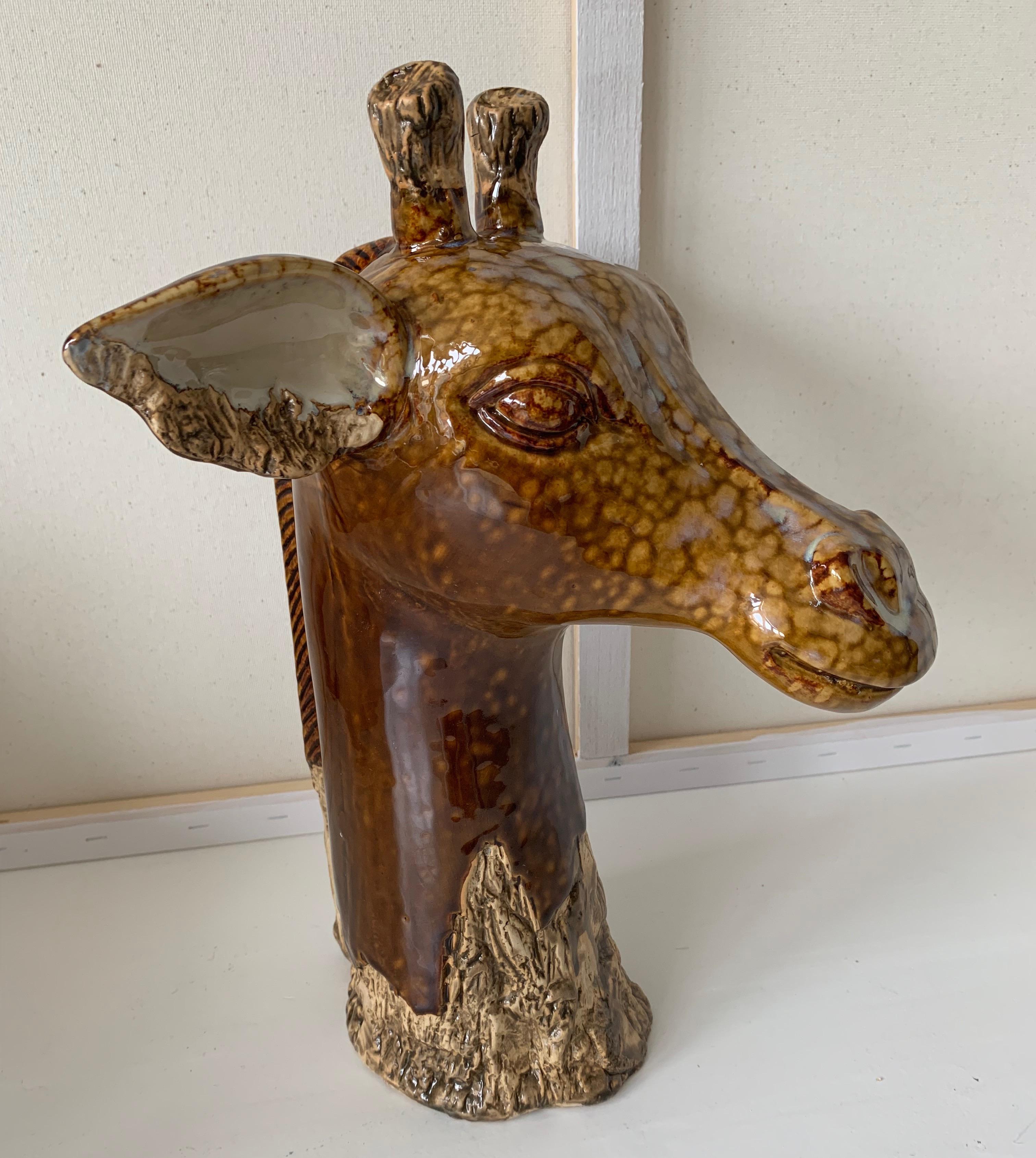 Giraffen-Skulptur aus glasiertem Steingut des 20. Jahrhunderts in leuchtenden Farben und mintfarbenem Zustand (Handgefertigt) im Angebot