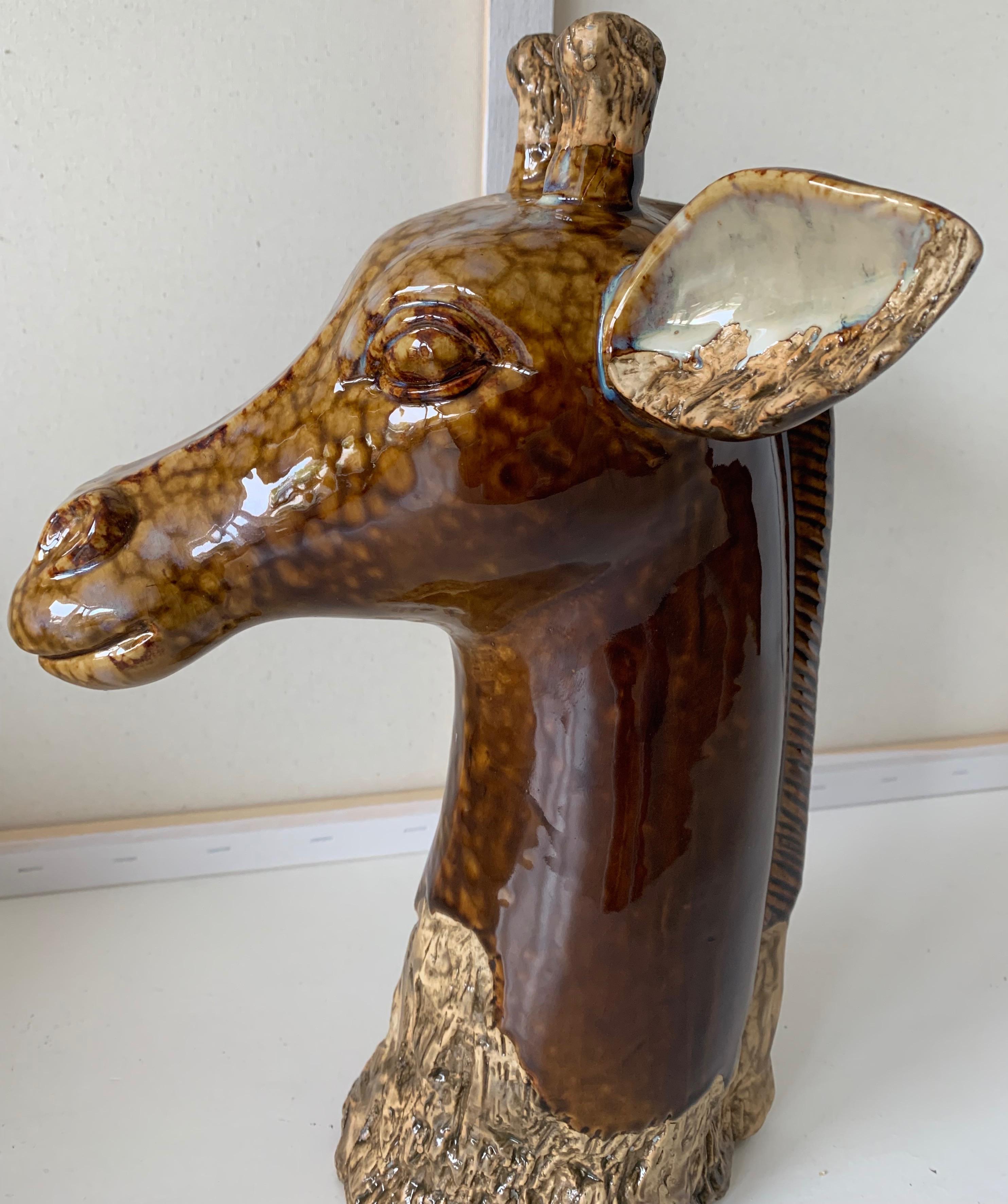 Poterie Sculpture de girafe en faïence émaillée du 20ème siècle Couleurs vives et État menthe en vente