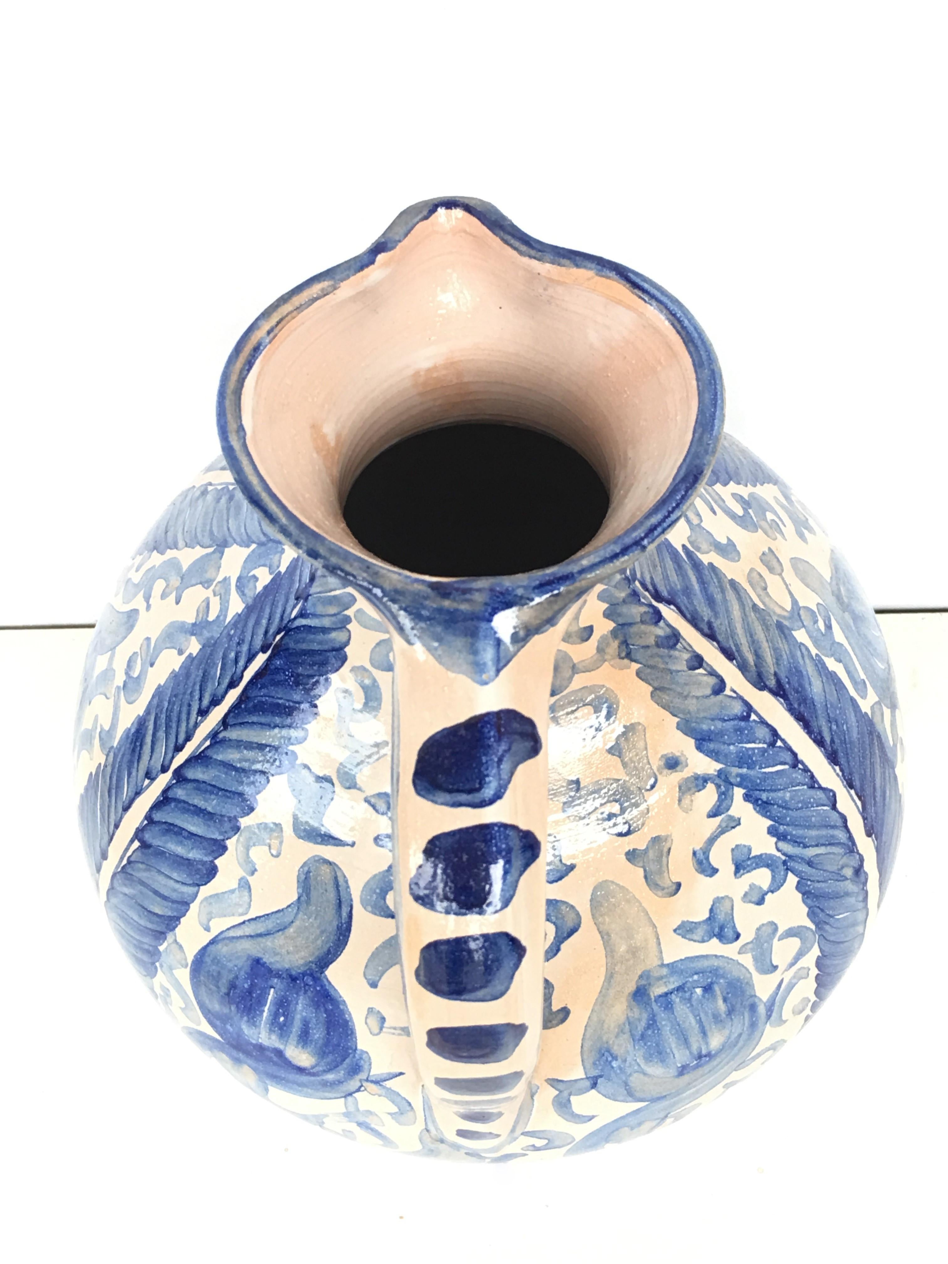 Spanischer glasierter Steingutkrug des 20. Jahrhunderts, blau-weiß lackiert (Keramik) im Angebot