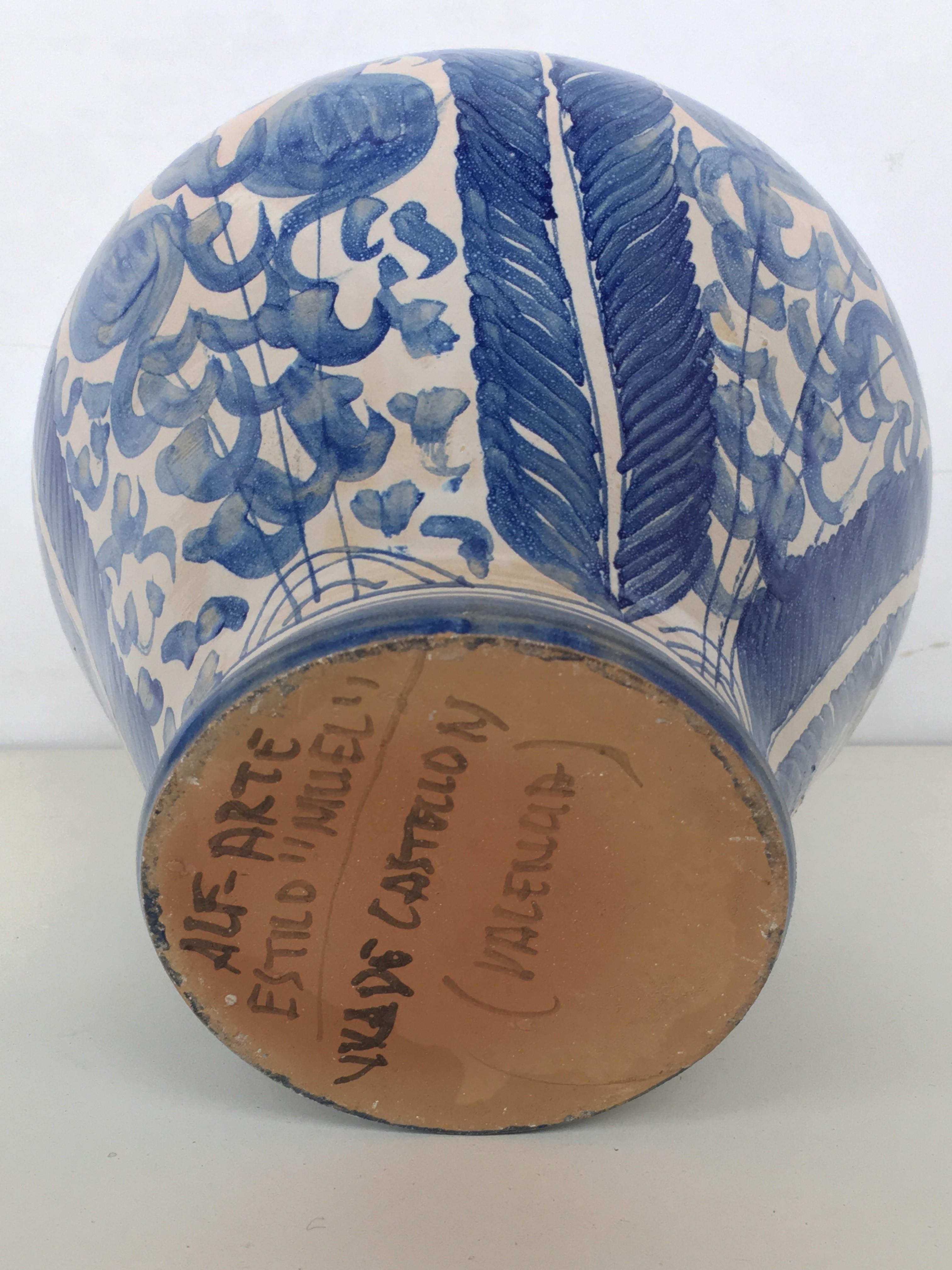 Spanischer glasierter Steingutkrug des 20. Jahrhunderts, blau-weiß lackiert im Angebot 3