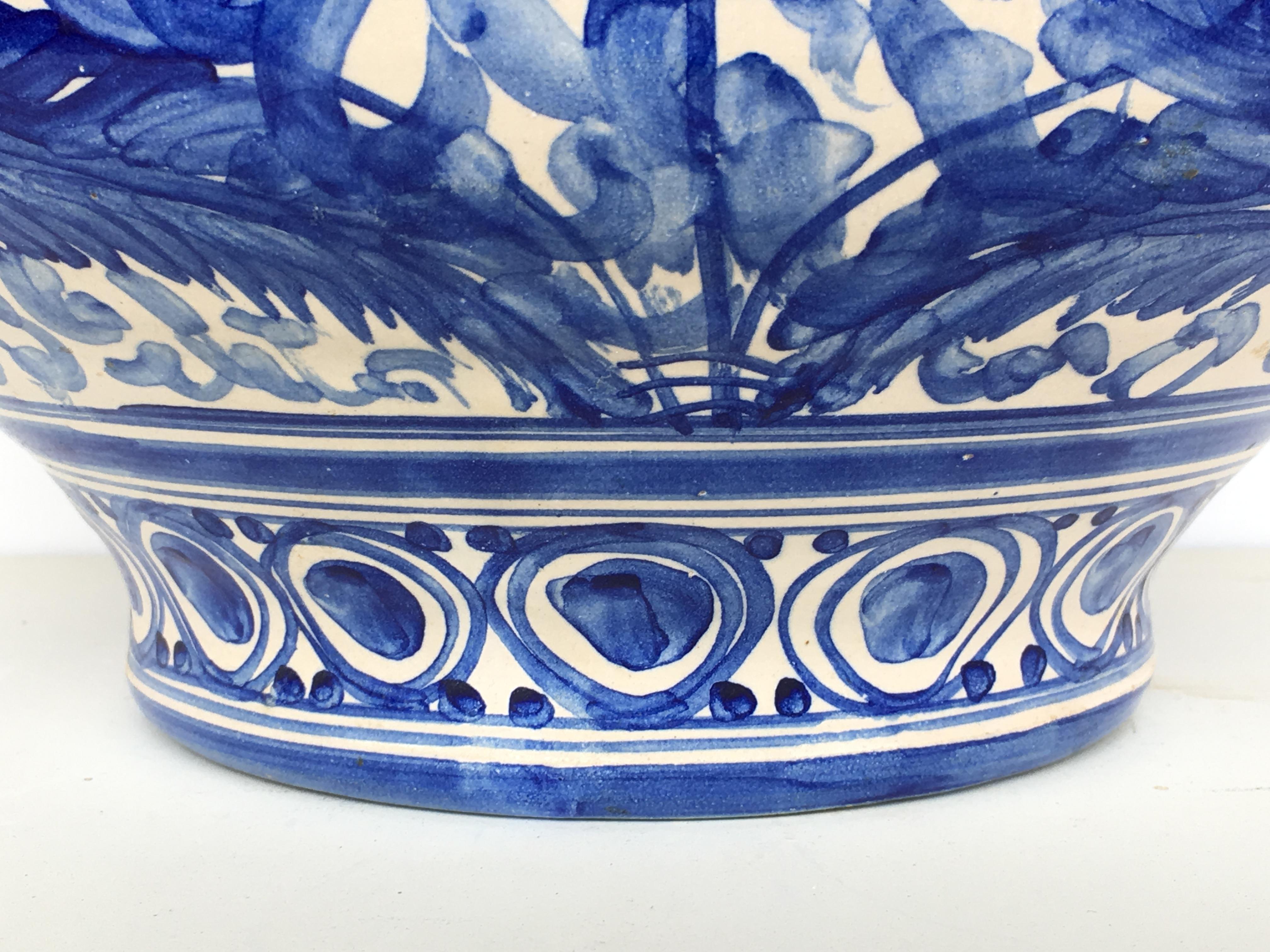Urne en faïence émaillée espagnole peinte en bleu et blanc, vase, XXe siècle en vente 3