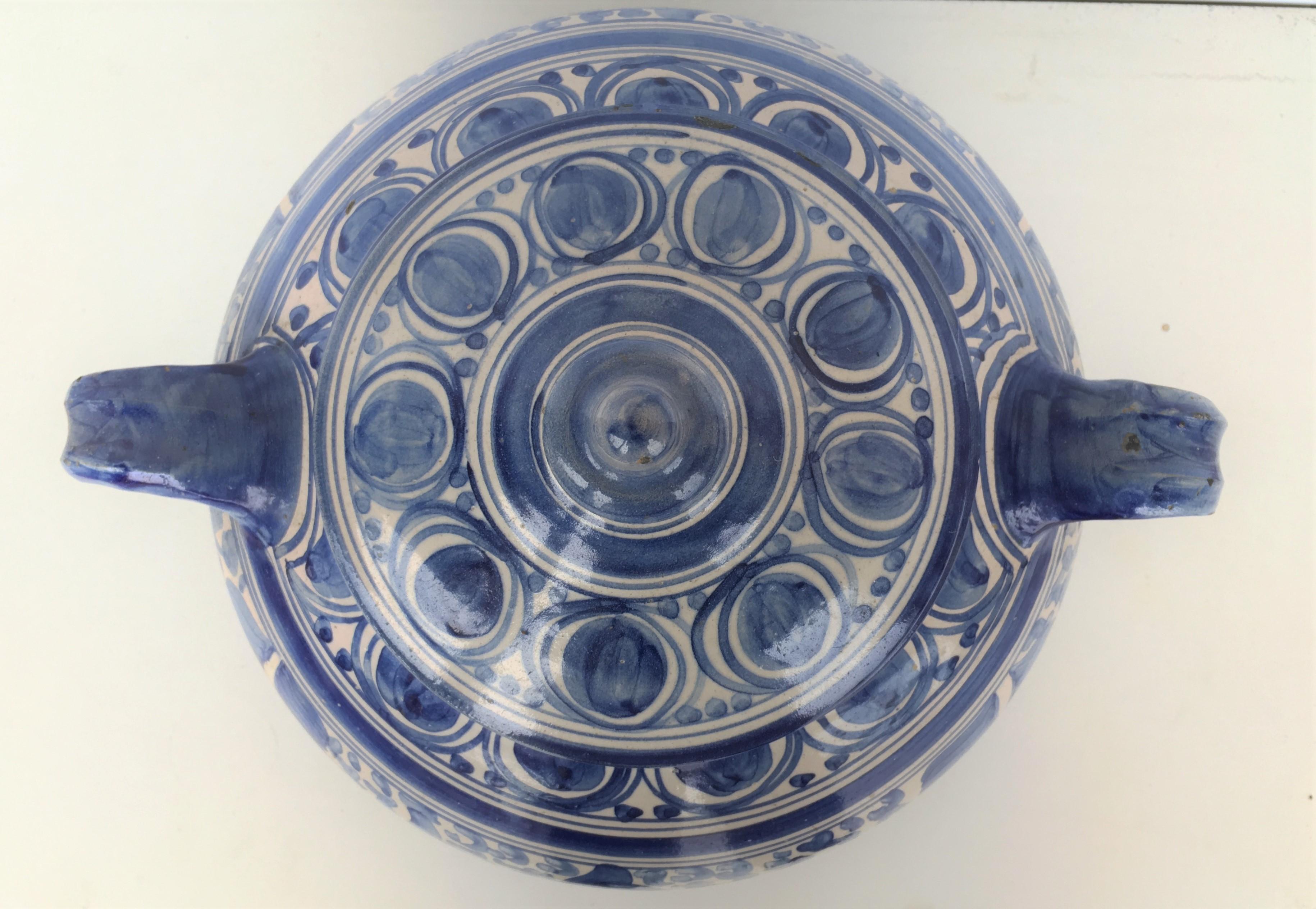 Céramique Urne en faïence émaillée espagnole peinte en bleu et blanc, vase, XXe siècle en vente