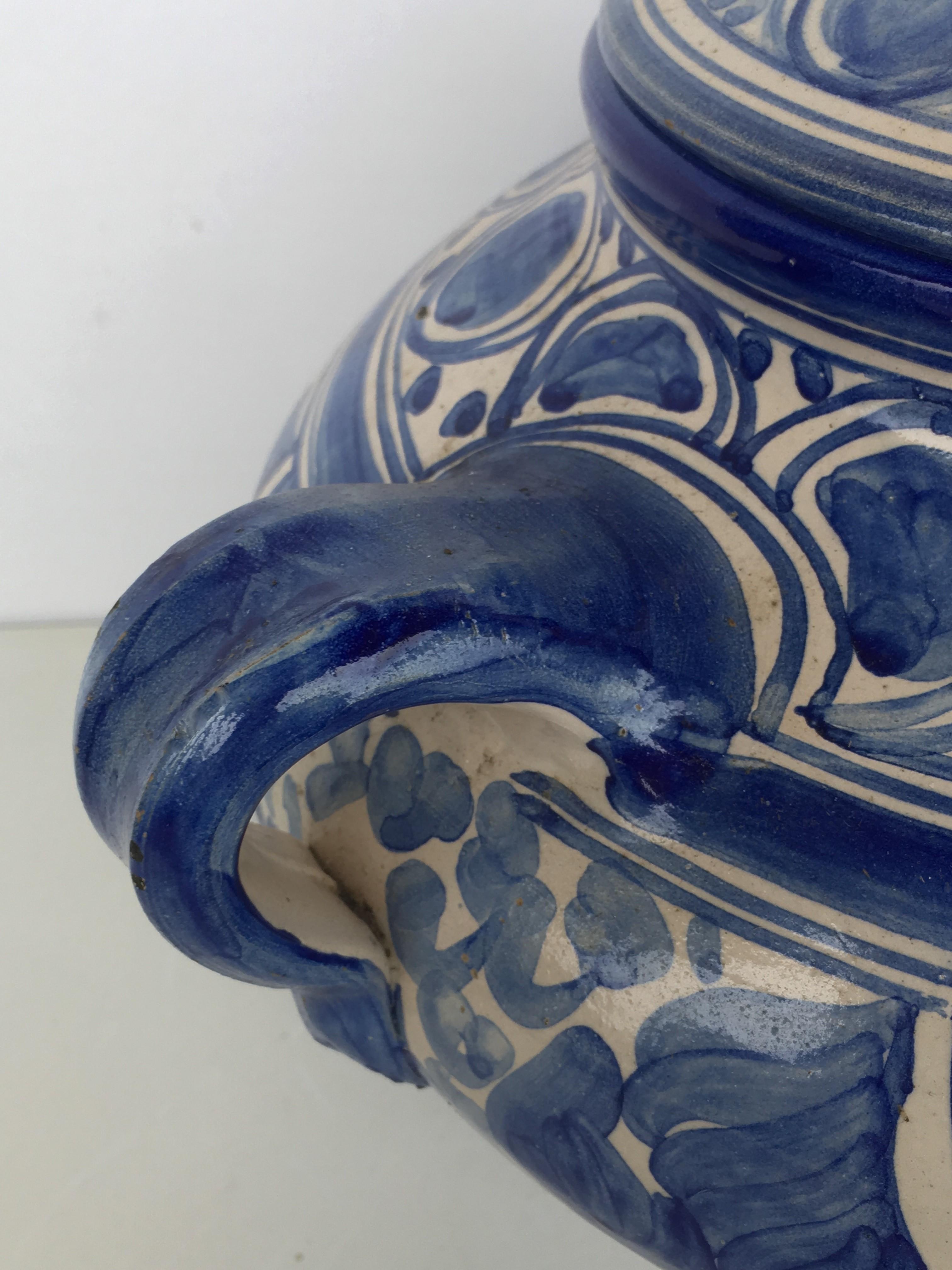 Urne en faïence émaillée espagnole peinte en bleu et blanc, vase, XXe siècle en vente 2
