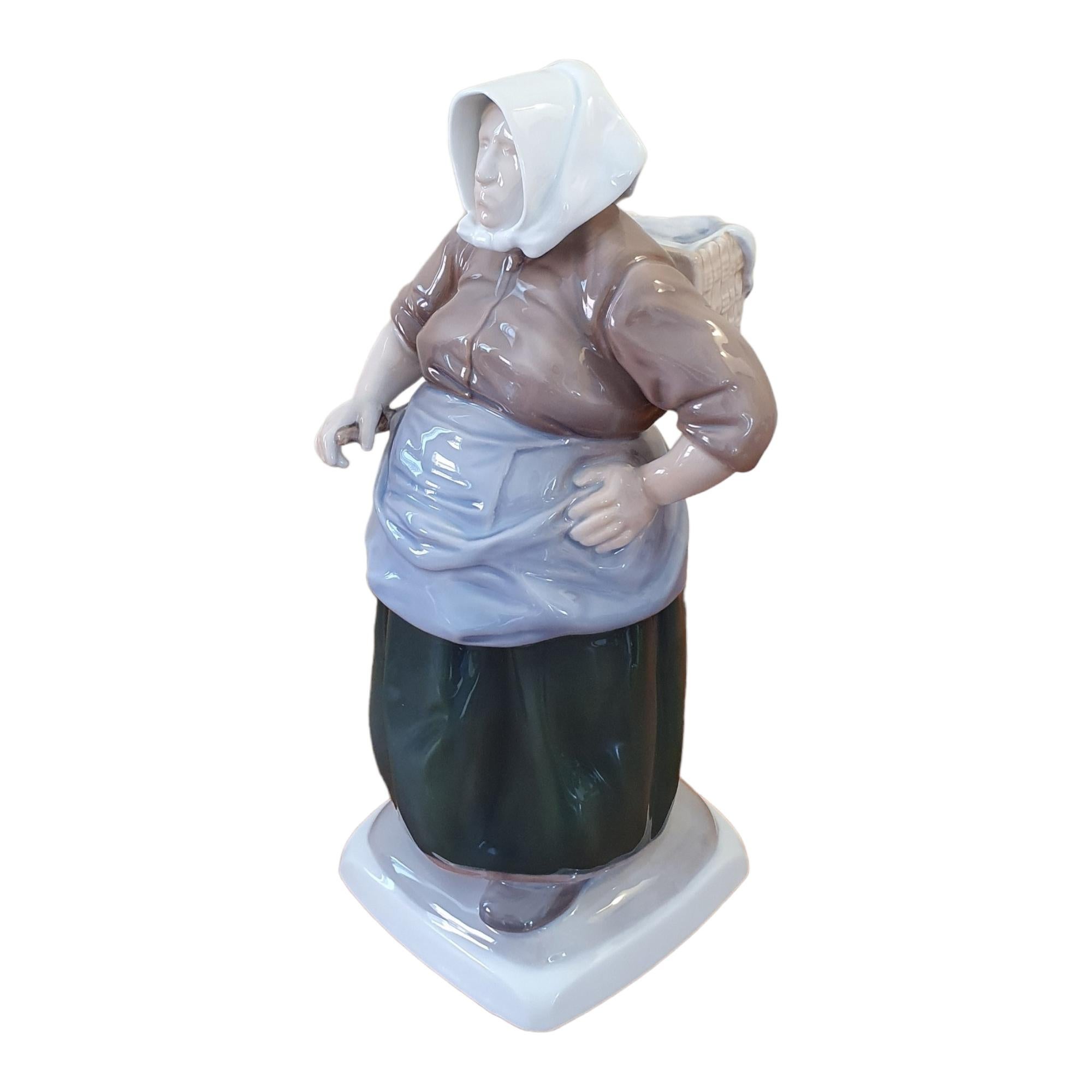 Danois Figurine de femme de pêcheur en porcelaine émaillée du 20e siècle en vente