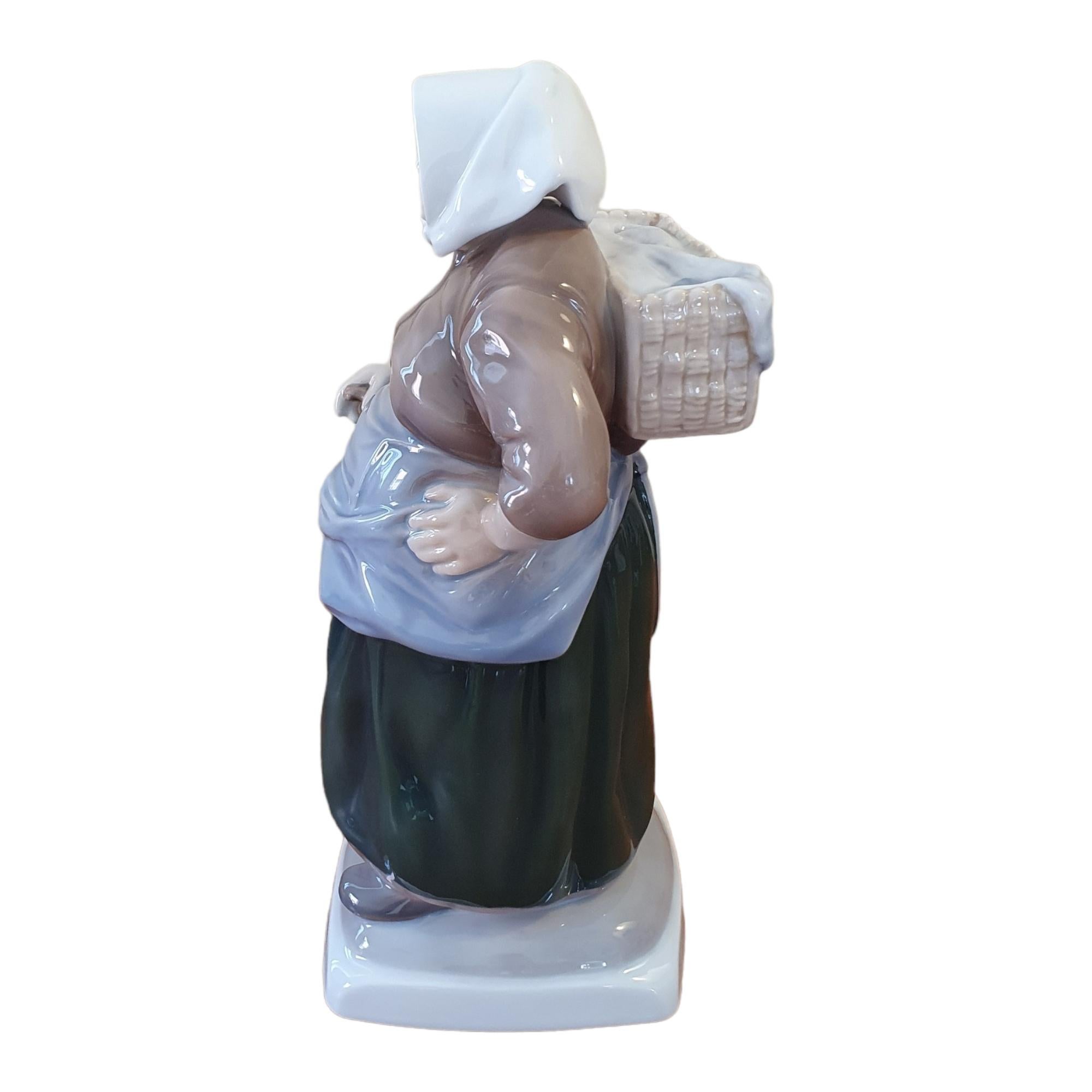 Vernissé Figurine de femme de pêcheur en porcelaine émaillée du 20e siècle en vente
