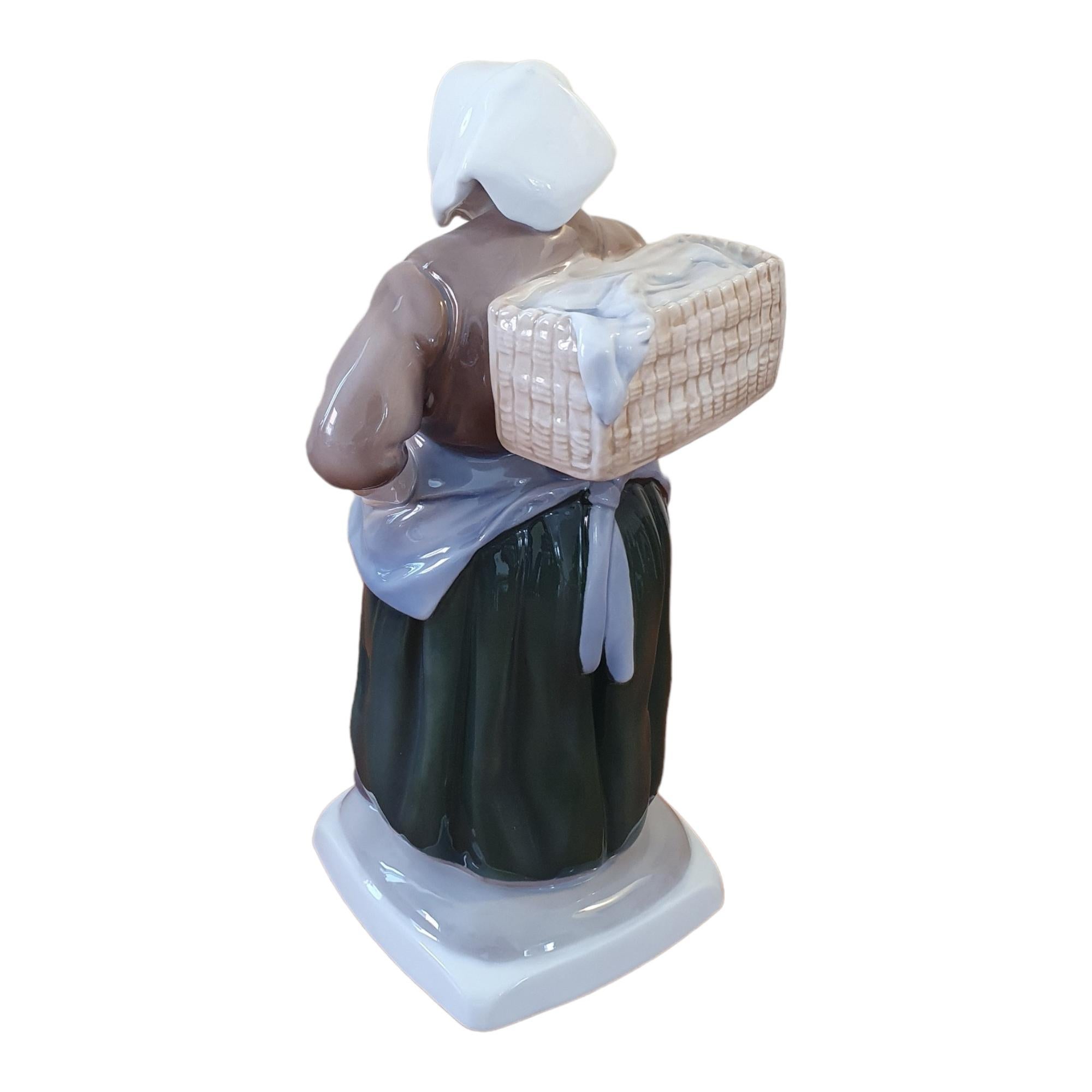 Figurine de femme de pêcheur en porcelaine émaillée du 20e siècle Bon état - En vente à Brønshøj, DK
