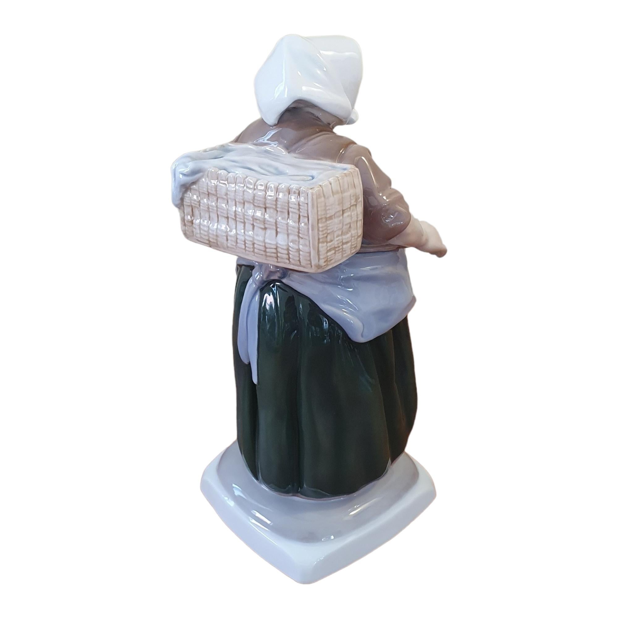 20ième siècle Figurine de femme de pêcheur en porcelaine émaillée du 20e siècle en vente