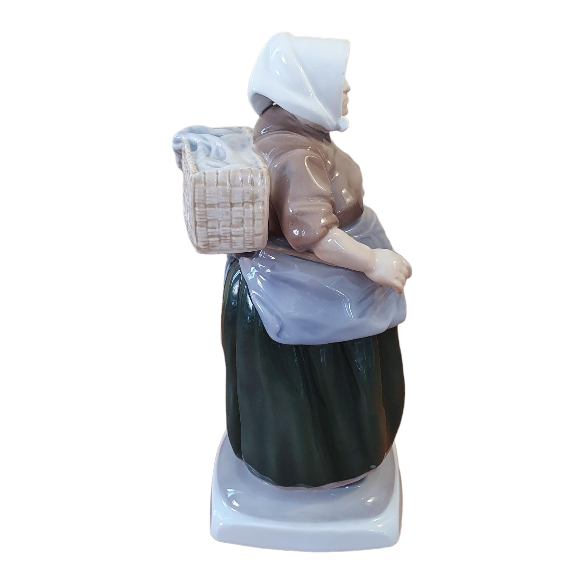 Porcelaine Figurine de femme de pêcheur en porcelaine émaillée du 20e siècle en vente