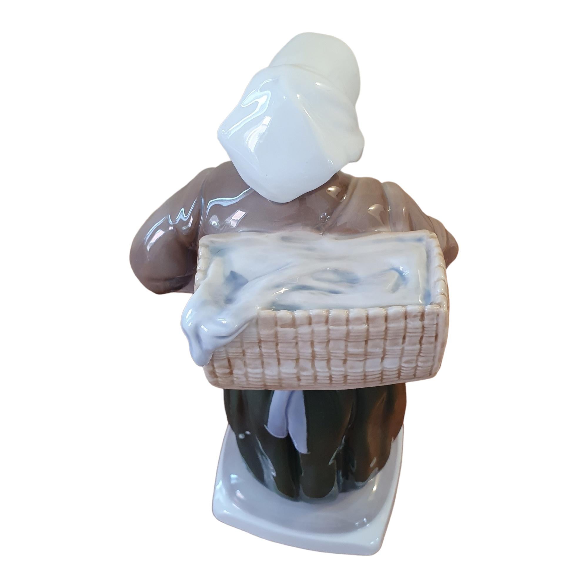 Figurine de femme de pêcheur en porcelaine émaillée du 20e siècle en vente 1