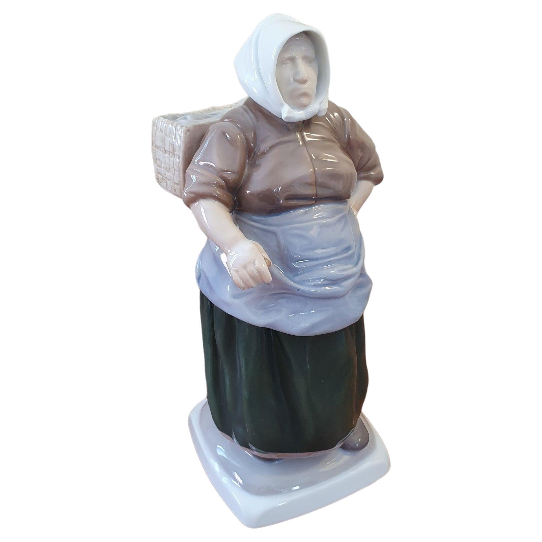 Figurine de femme de pêcheur en porcelaine émaillée du 20e siècle en vente