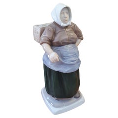 Figurine de femme de pêcheur en porcelaine émaillée du 20e siècle