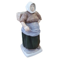 Figura de porcelana esmaltada del siglo XX Esposa de pescador
