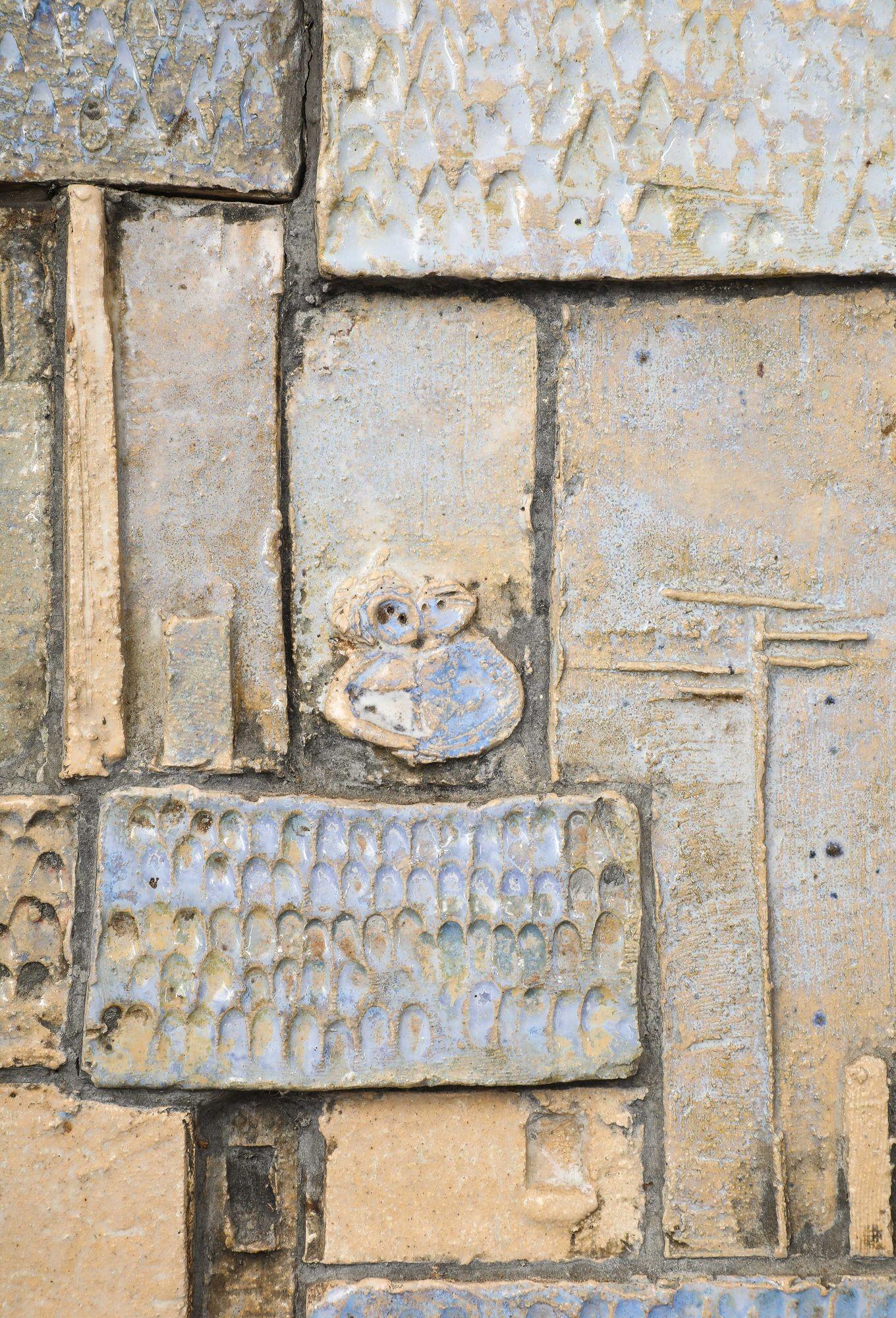 Plakette aus glasierter Studio Pottery des 20. Jahrhunderts (Frankreich, um 1960) im Angebot 3