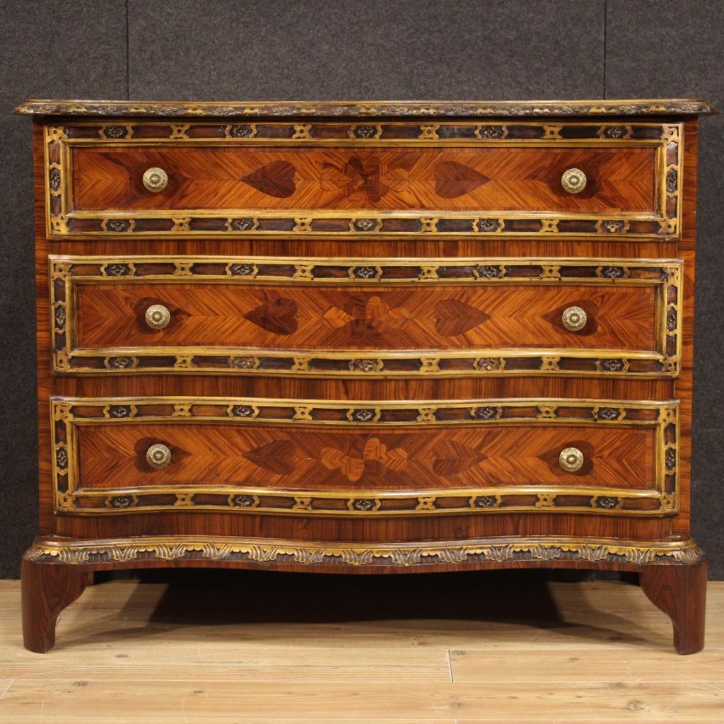 Italian chest of drawers from the mid-20th century. Moved furniture on the front in chiseled, gilded wood and inlaid with roserwood and palisander. Commode equipped with three drawers of discreet capacity and wooden top in character of good size and