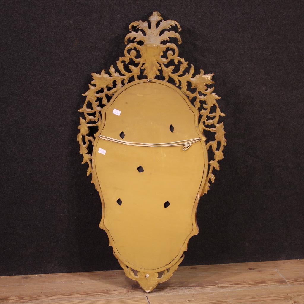 Espejo italiano del siglo XX estilo Luis XV en madera dorada y plateada, 1970 en venta 6