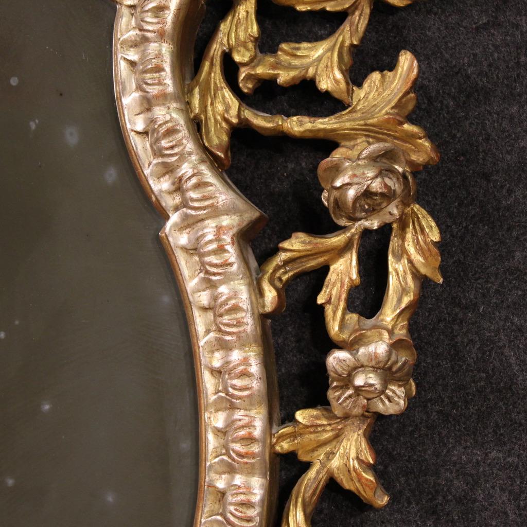 Espejo italiano del siglo XX estilo Luis XV en madera dorada y plateada, 1970 en venta 3