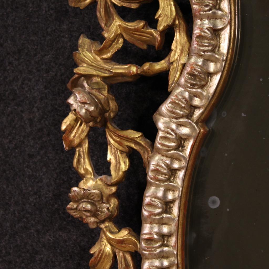 Espejo italiano del siglo XX estilo Luis XV en madera dorada y plateada, 1970 en venta 4
