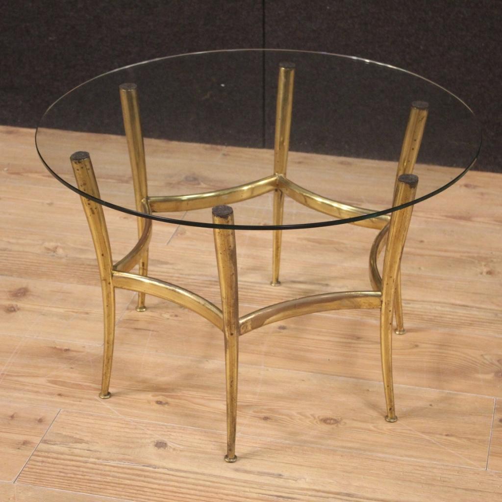 Italian design coffee table from the mid-20th century. Golden brass furniture resting on 6 curved legs and glass top in good condition, with some small scratches / signs of wear. Coffee table ideal to be placed in a living room but positioned in