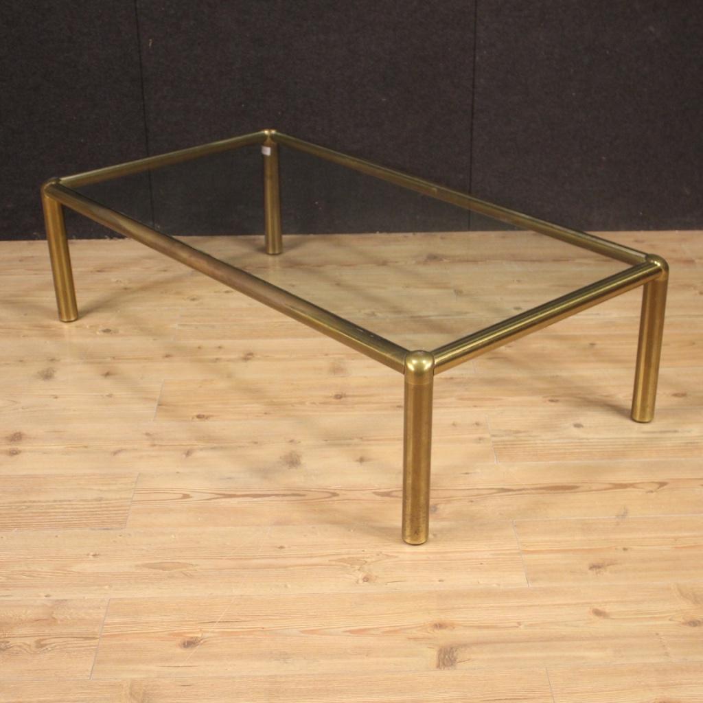 Italian design coffee table from the 1970s-1980s. Gilded brass furniture with a beautifully recessed glass top and a pleasant decor. Coffee table of excellent size and service, ideal to fit in a living room. Structure that presents some signs of