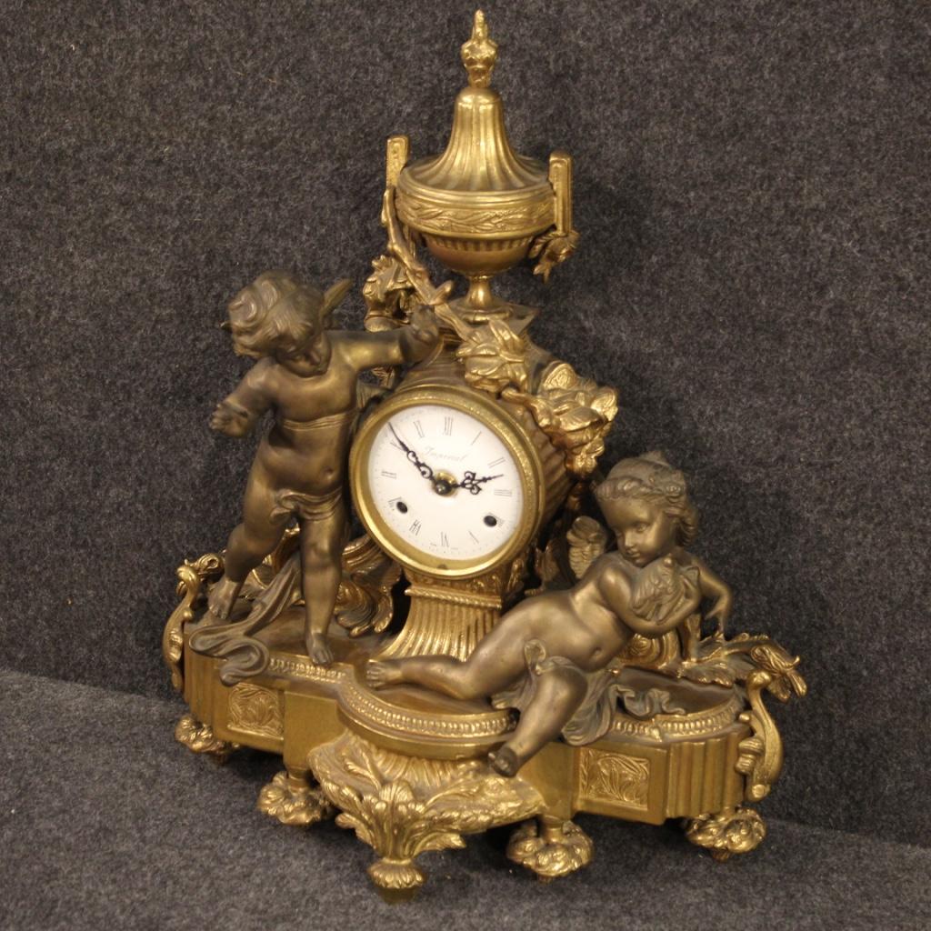 French clock from the first half of the 20th century. Bronze and antimony object gilded, patinated and chiseled adorned with sculptures with cherubs. Clock supported by four front feet and one rear, of good solidity. Non-original dial and mechanism