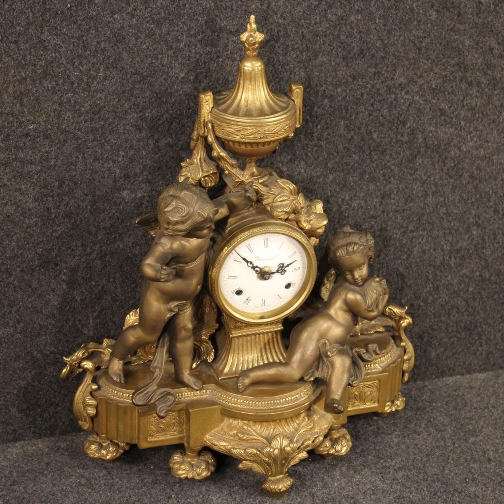 Français Horloge de table française du XXe siècle en bronze doré et antiquité, 1950 en vente