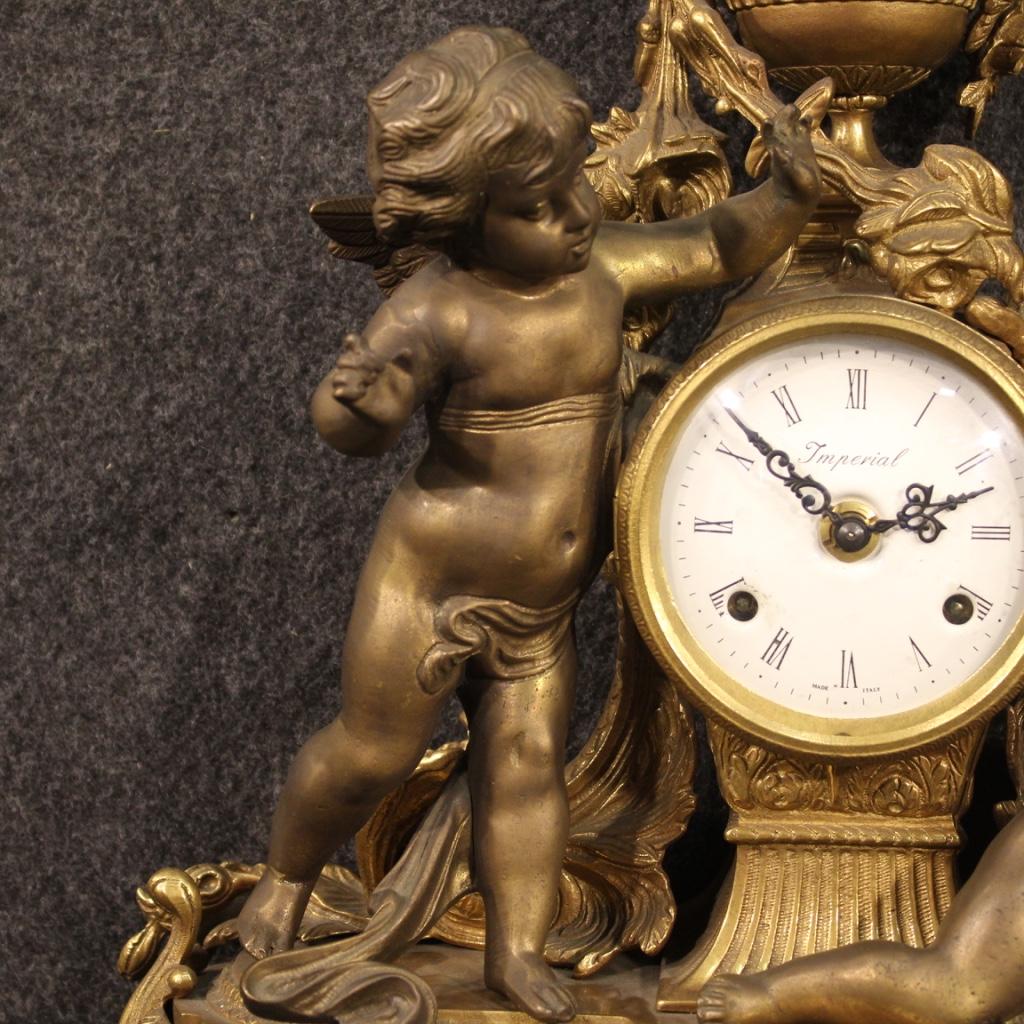 20ième siècle Horloge de table française du XXe siècle en bronze doré et antiquité, 1950 en vente