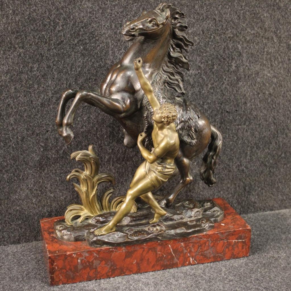 Sculpture française du milieu du 20e siècle. Objet en bronze doré et patiné représentant le Cheval de Marly, copie de la célèbre sculpture en marbre du sculpteur Guillaume Coustou commandée par Louis XV vers le milieu du XVIIIe siècle. L'œuvre