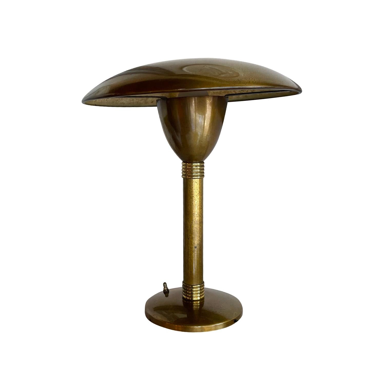 A gold-brown, vintage Mid-Century Modern Italian table lamp made of hand crafted metal and brass with an oval shade, featuring a one light socket. Designed by Angelo Gaetano Sciolari in good condition. The neck of desk light is enhanced by detailed