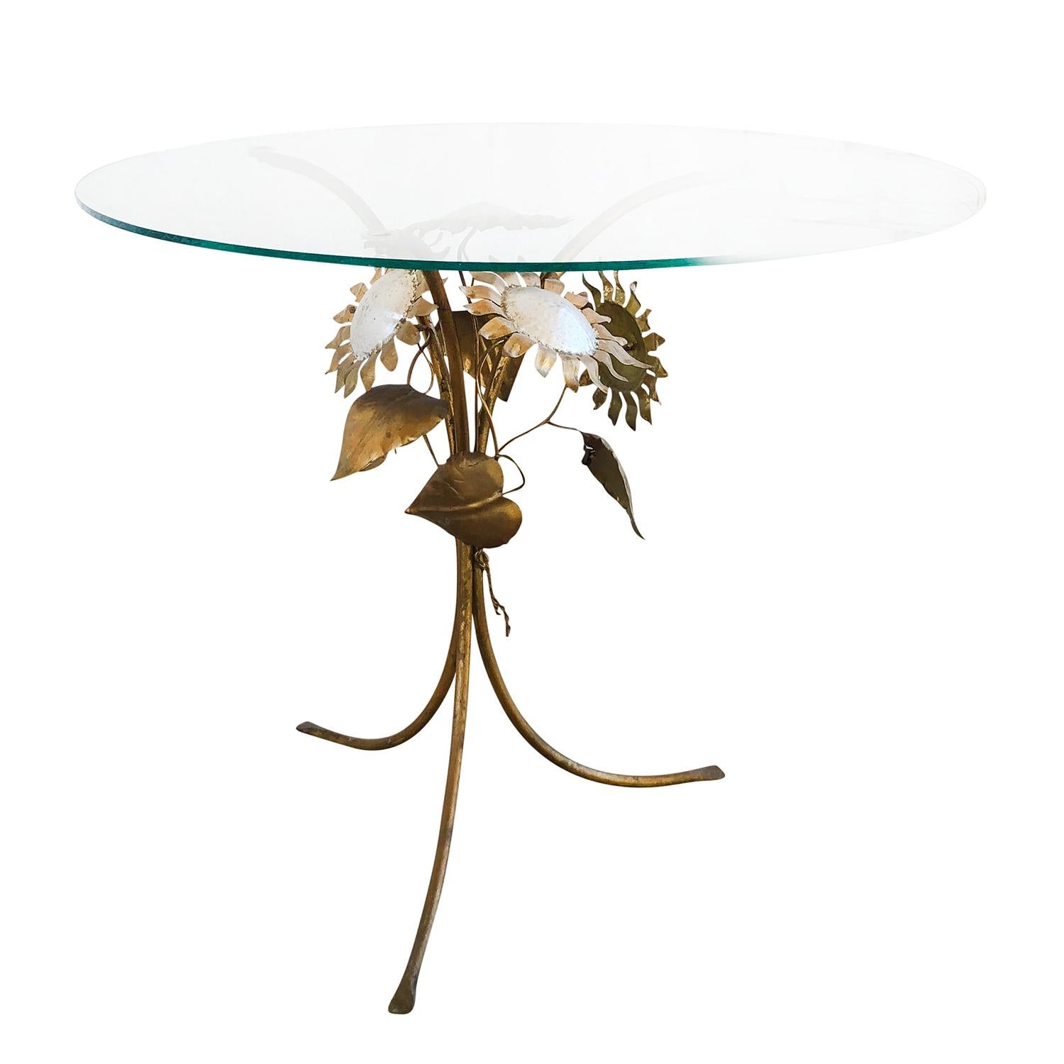 Mid-Century Modern Table d'appoint Tournesol en laiton doré européen du 20ème siècle, Table de canapé en verre vintage en vente
