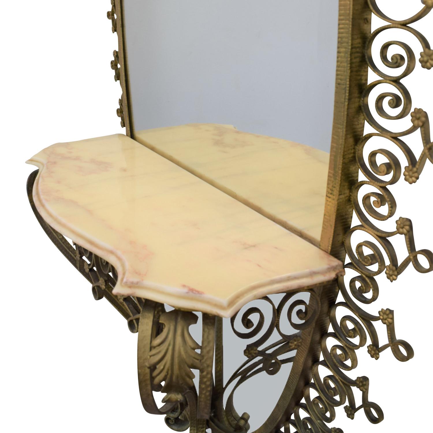 Ein goldener, moderner italienischer Standspiegel aus der Jahrhundertmitte aus handgefertigtem, vergoldetem Schmiedeeisen mit originalem Spiegelglas, entworfen von Pier Luigi Colli, in gutem Zustand. Der ovale Wandspiegel ist mit einem Konsolentisch