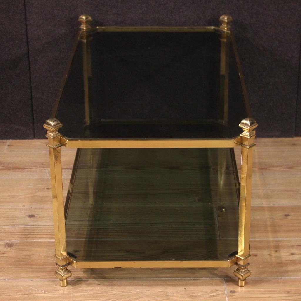 Elegant Italian coffee table from the 70s/80s. Gilded metal furniture with two opaque glass shelves of beautiful line and good service. Coffee table of great elegance, pleasantly worked. Furniture of excellent proportion, for antique dealers and