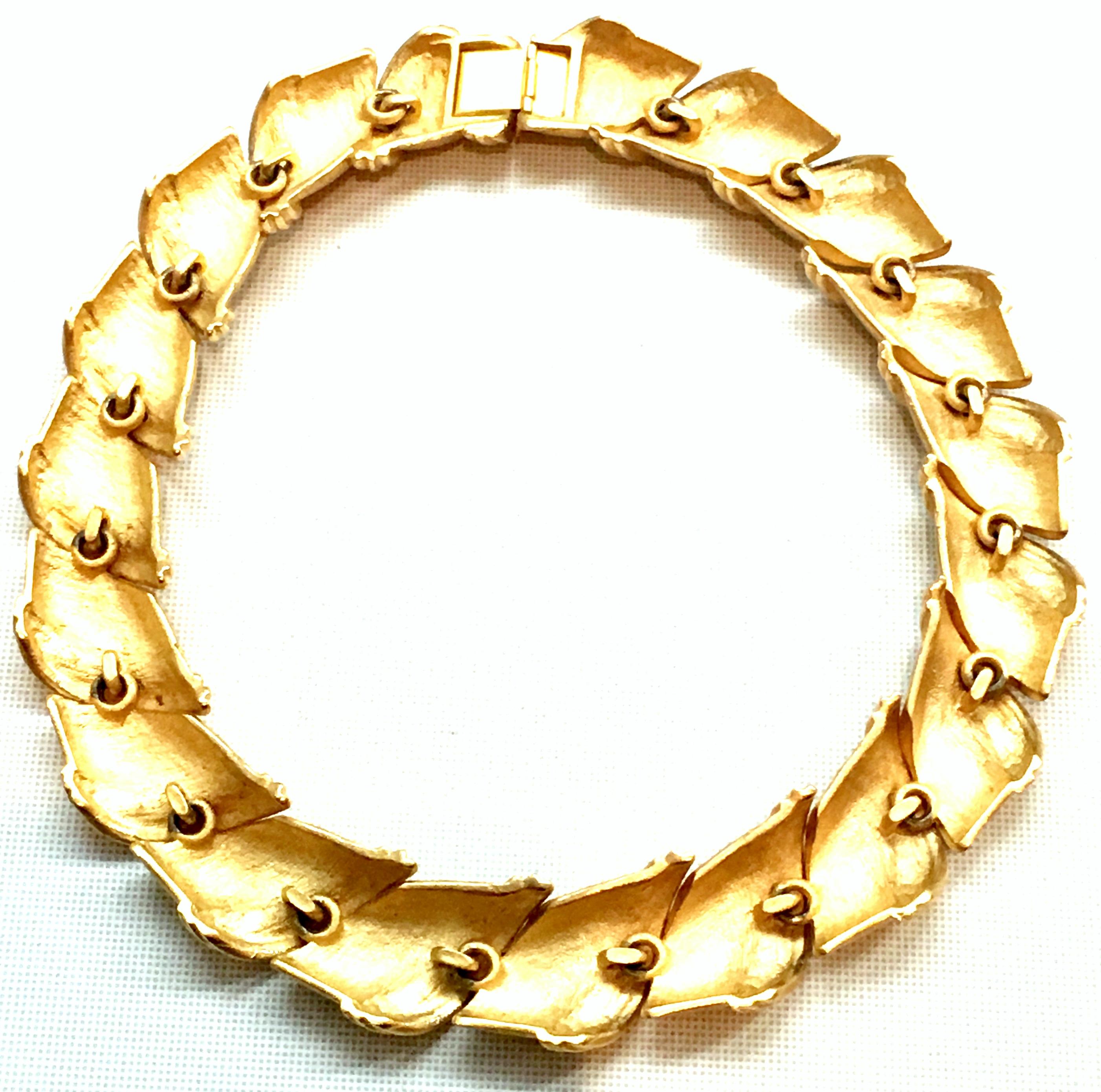 20th Century Gold Plate Curved Dimensional Link Choker Necklace By, Ellen Kiam For Sale 4