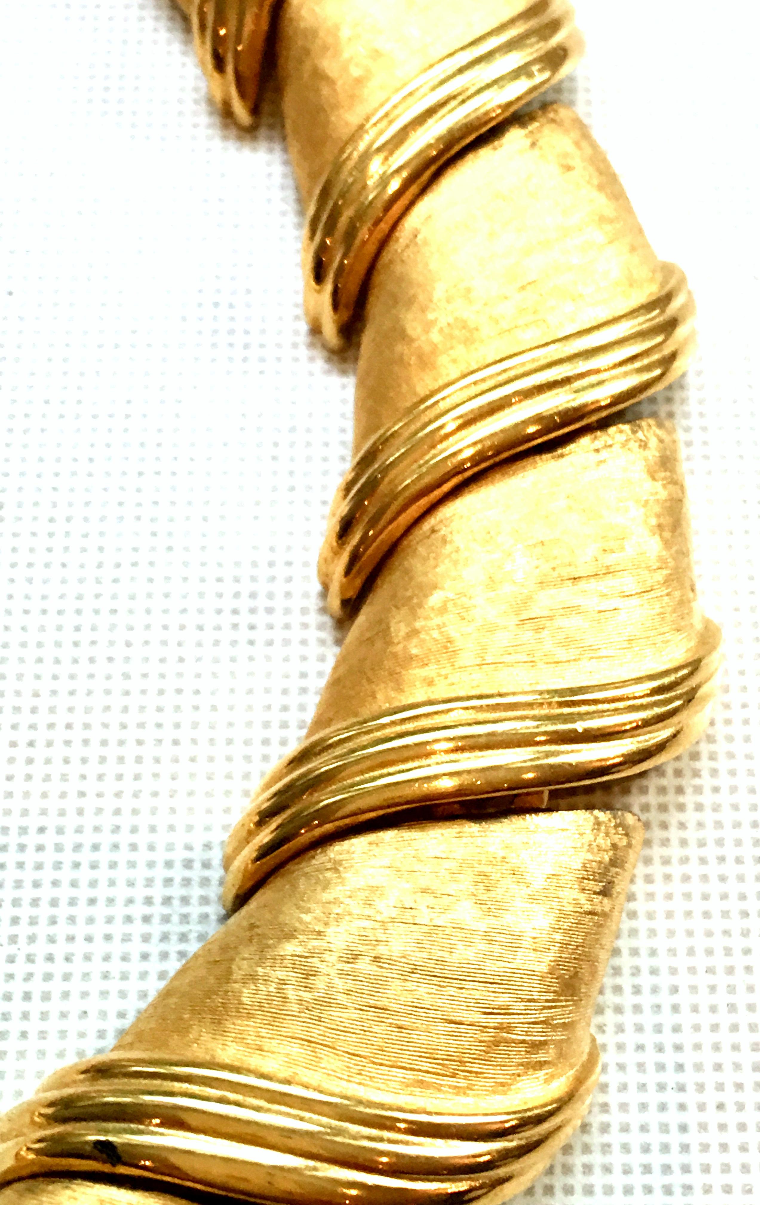 20th Century Gold Plate Curved Dimensional Link Choker Necklace By, Ellen Kiam In Good Condition For Sale In West Palm Beach, FL