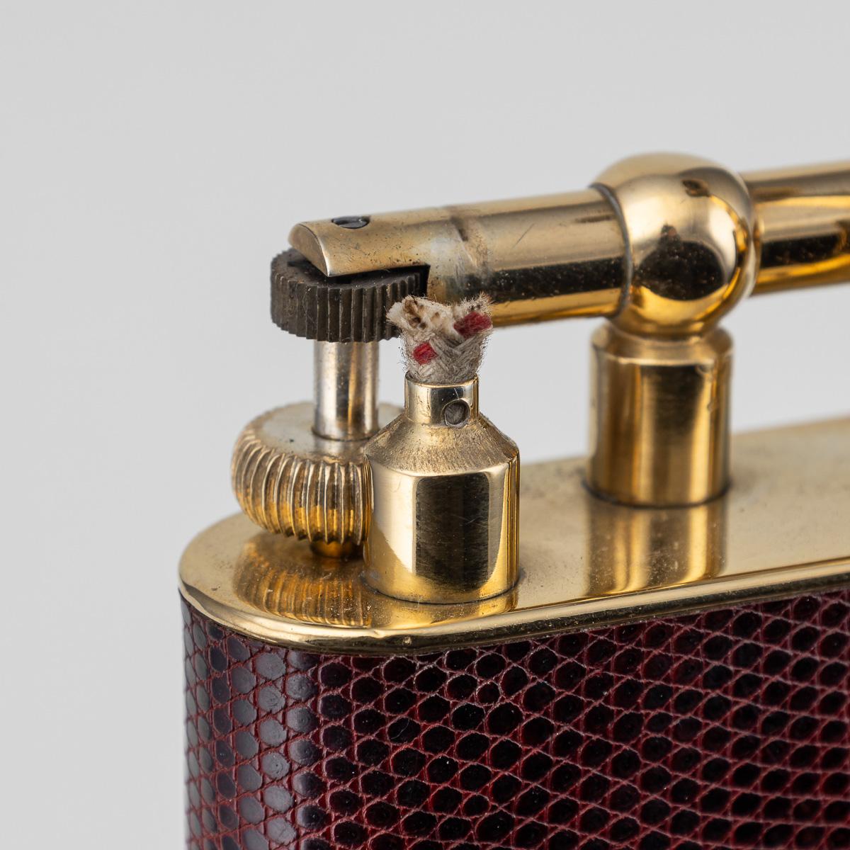 Briquet de table Dunhill du 20e siècle en plaqué or et peau de serpent, c.1950 en vente 3