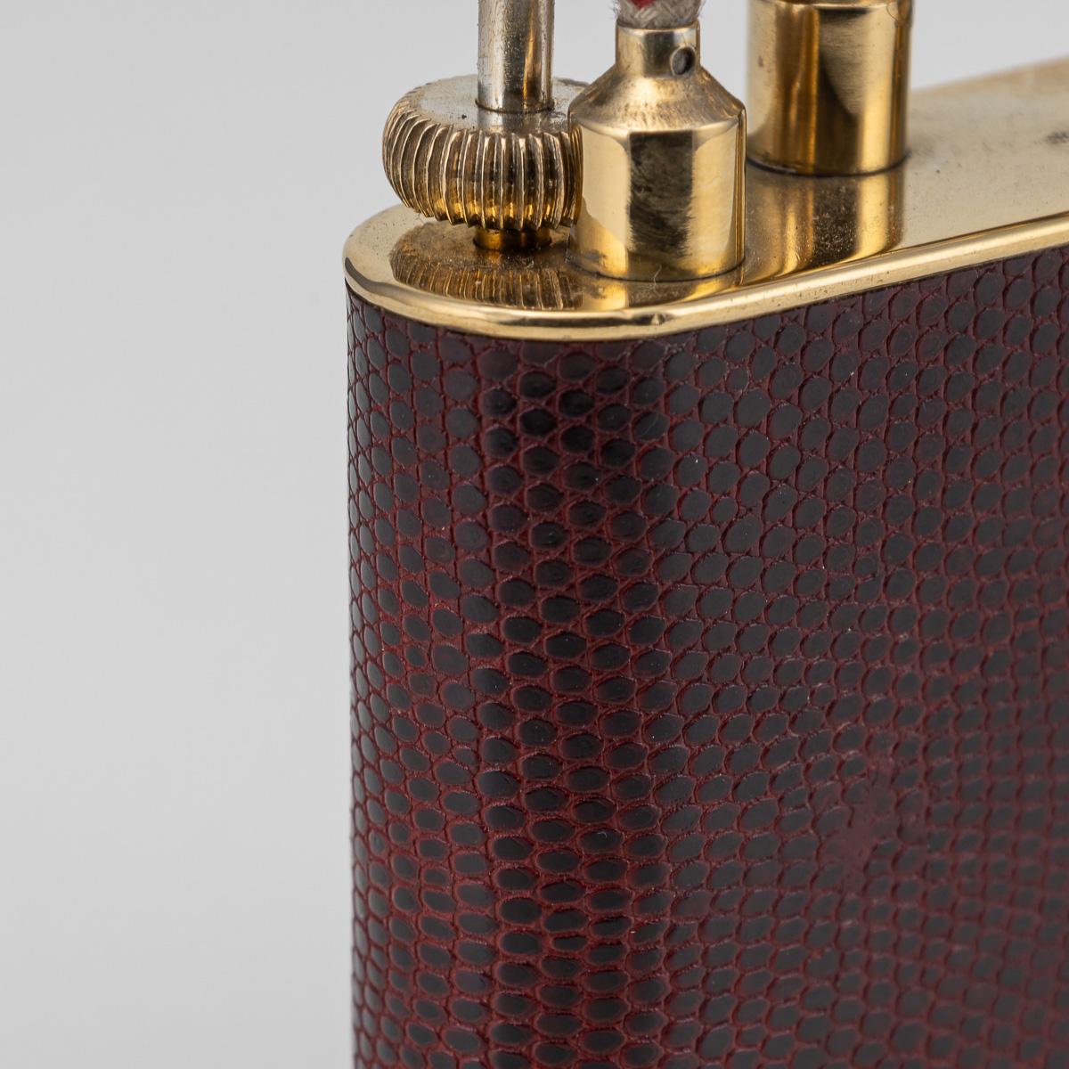 Briquet de table Dunhill du 20e siècle en plaqué or et peau de serpent, c.1950 en vente 4
