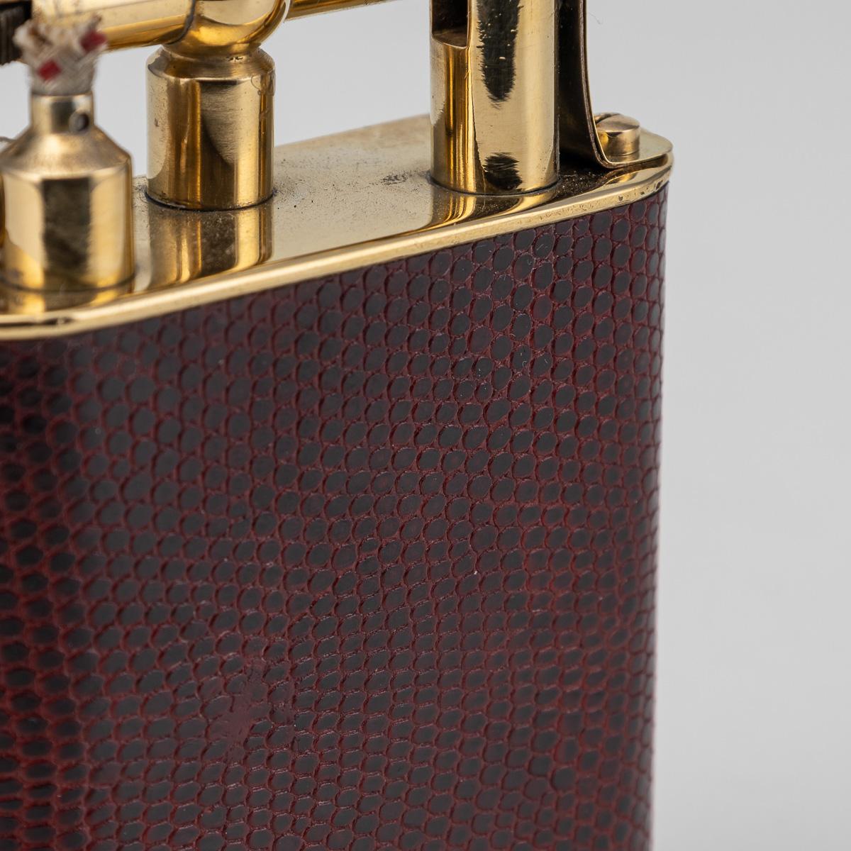 Briquet de table Dunhill du 20e siècle en plaqué or et peau de serpent, c.1950 en vente 5