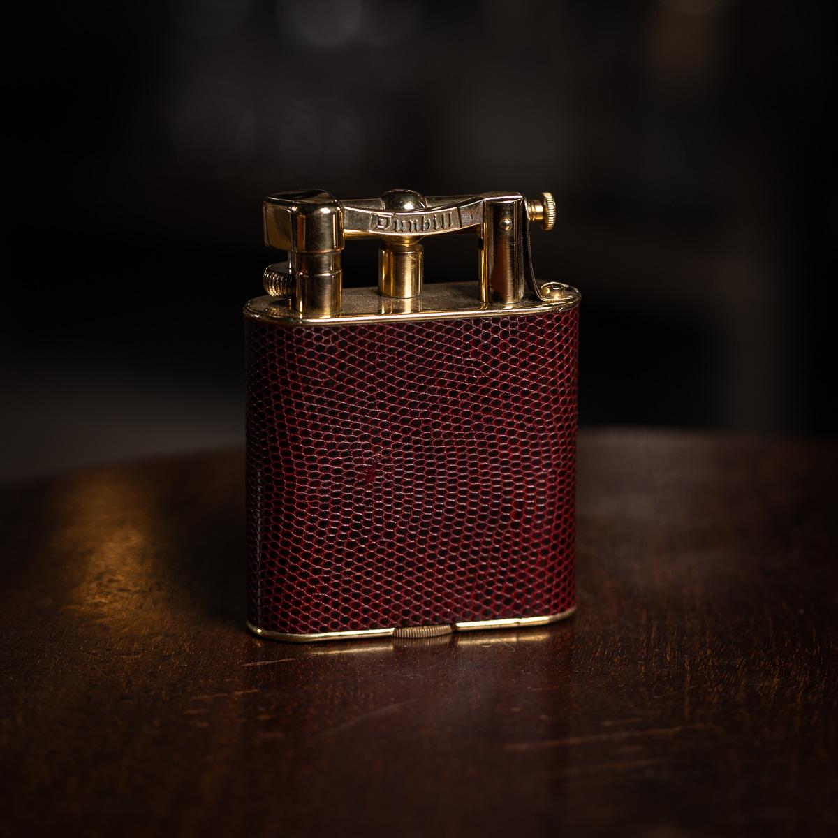 Magnifique briquet de table Dunhill du 20e siècle, en peau de serpent marron et orné de ferrures dorées à l'or fin (22kt). Estampillé 