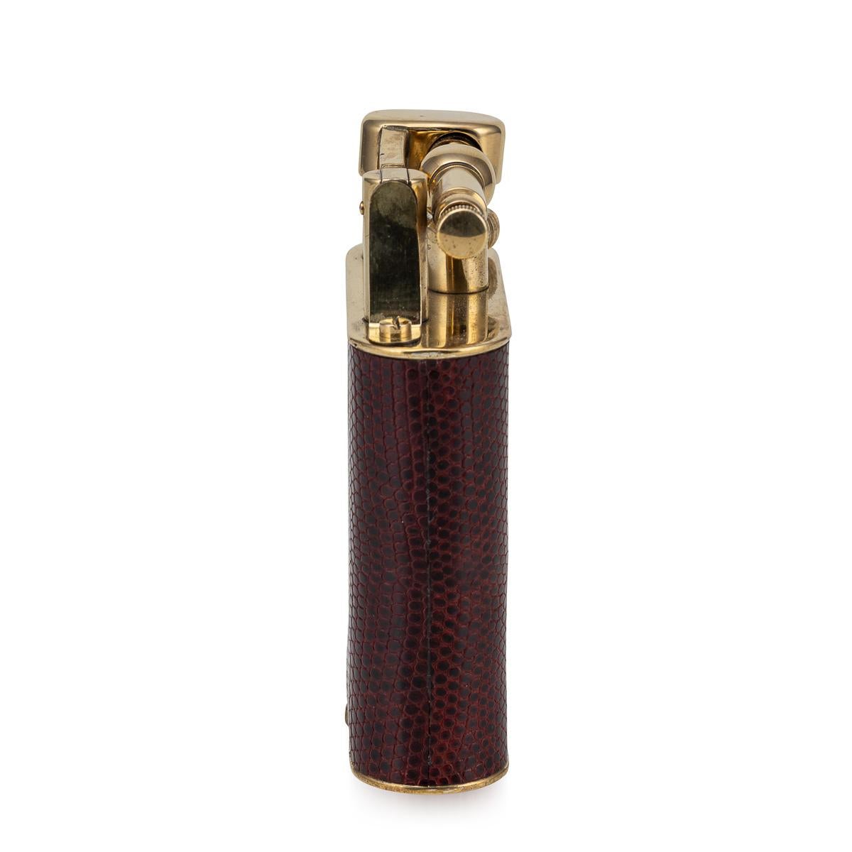 Britannique Briquet de table Dunhill du 20e siècle en plaqué or et peau de serpent, c.1950 en vente
