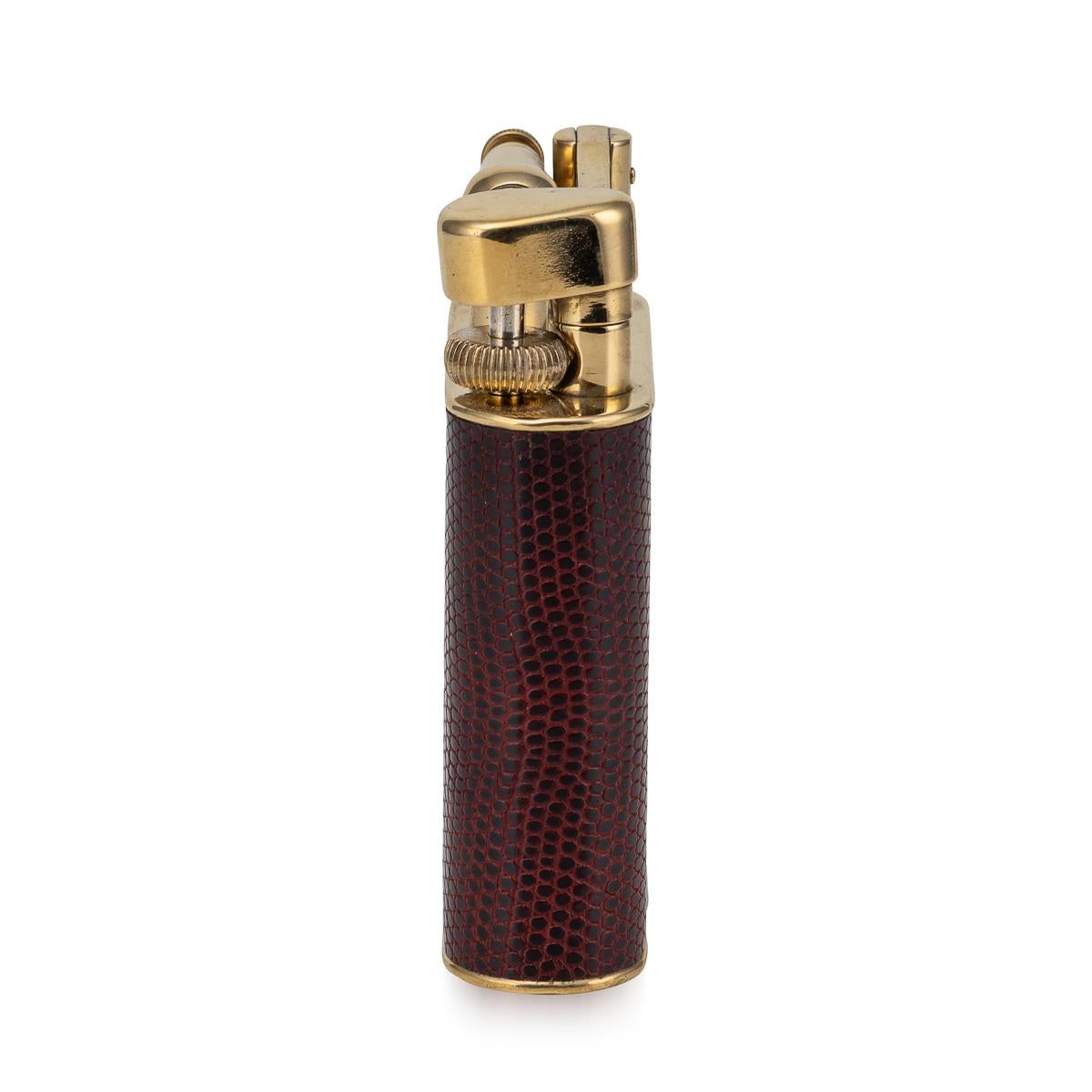 20ième siècle Briquet de table Dunhill du 20e siècle en plaqué or et peau de serpent, c.1950 en vente